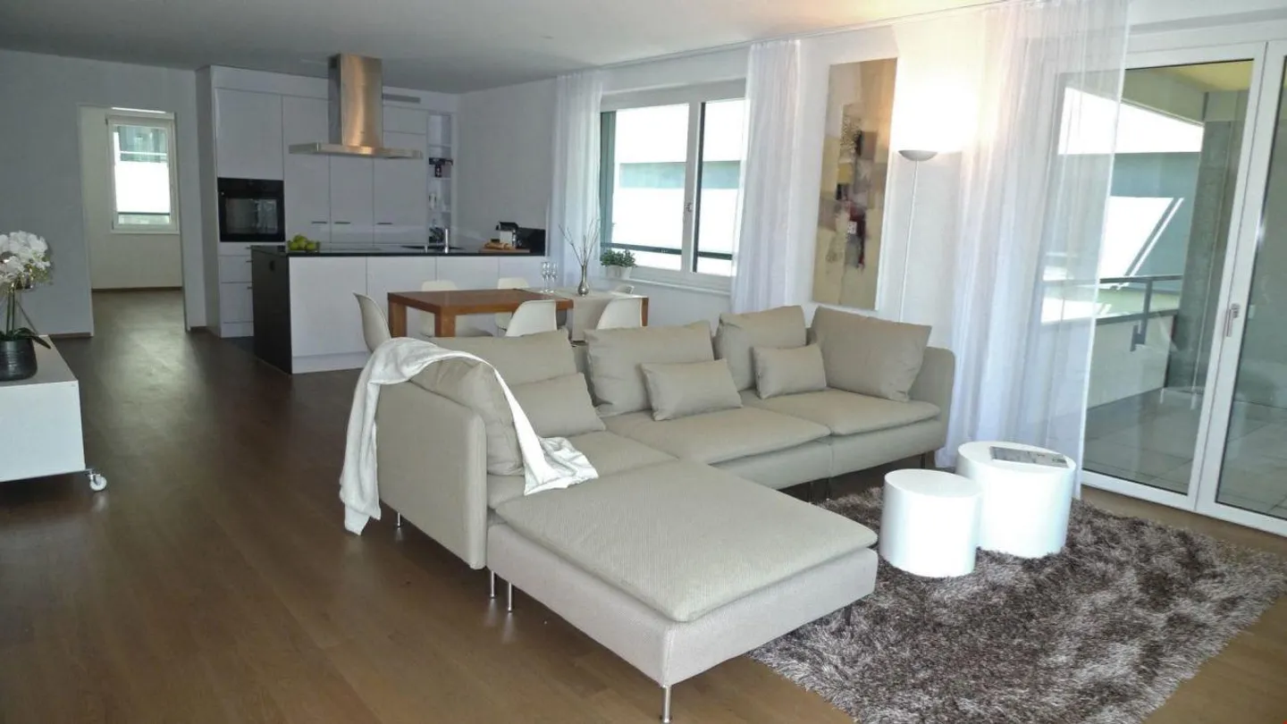 Ampio balcone e comfort abitativo moderno invitano a rilassarsi - Foto 2 di 11