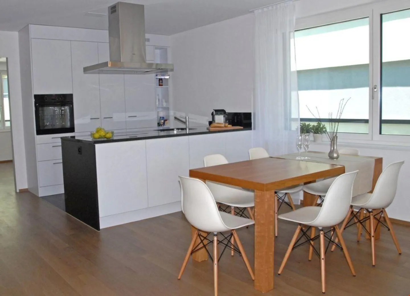 Ampio balcone e comfort abitativo moderno invitano a rilassarsi - Foto 4 di 11