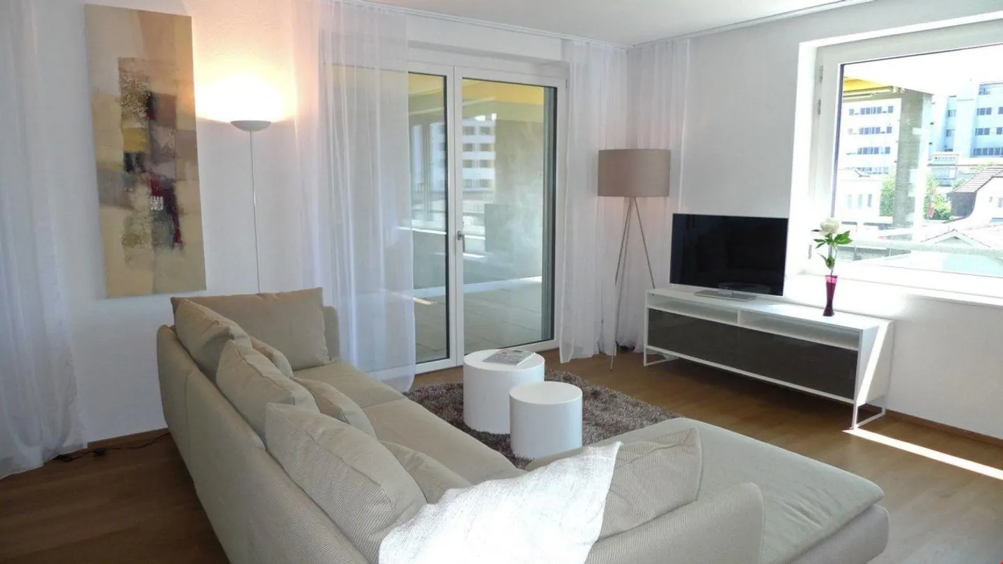 Ampio balcone e comfort abitativo moderno invitano a rilassarsi - Foto 7 di 11