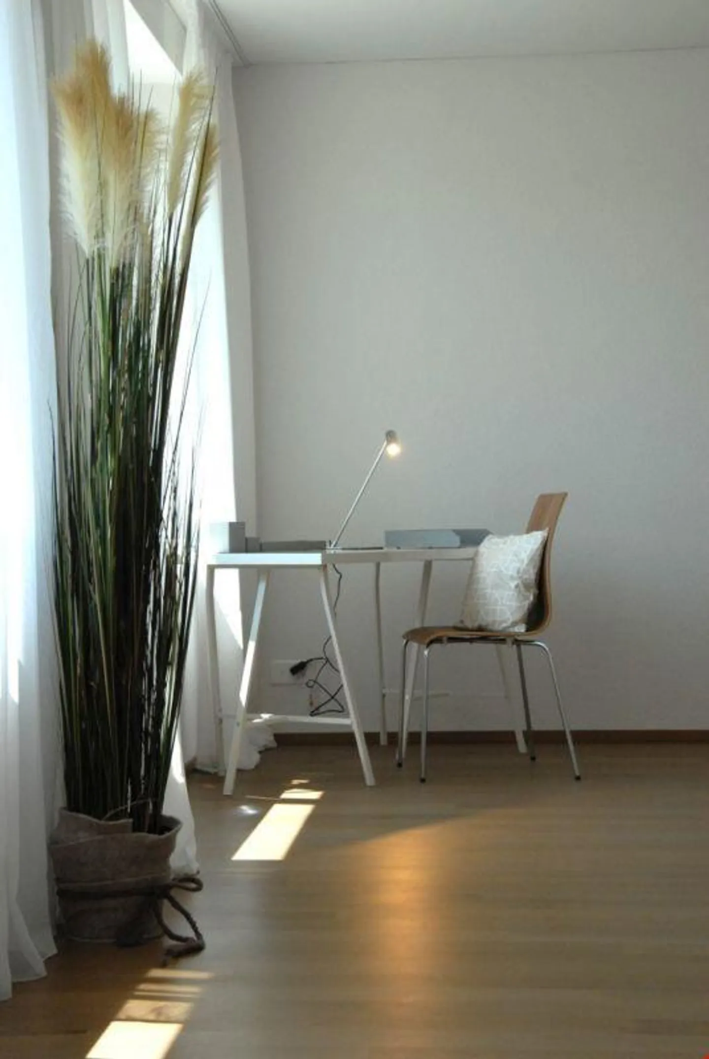 Ampio balcone e comfort abitativo moderno invitano a rilassarsi - Foto 9 di 11