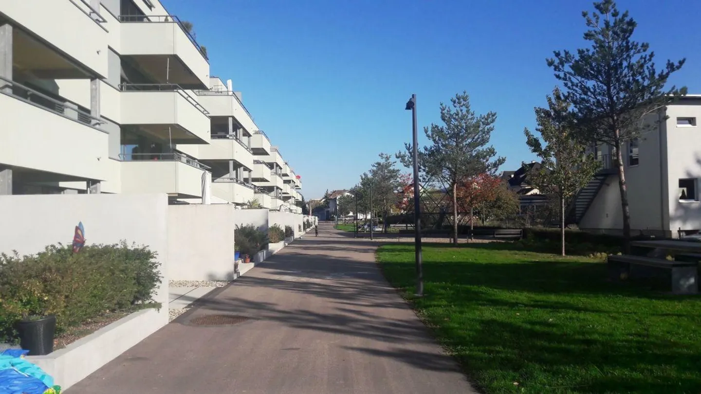 Ampio balcone e comfort abitativo moderno invitano a rilassarsi - Foto 11 di 11