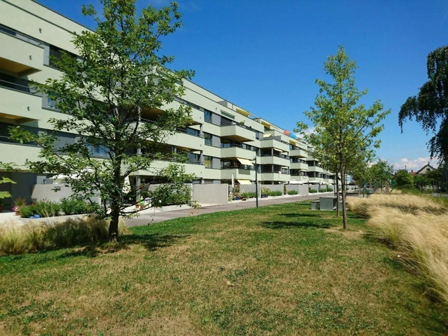 Ampio balcone e comfort abitativo moderno invitano a rilassarsi - Foto 1 di 11