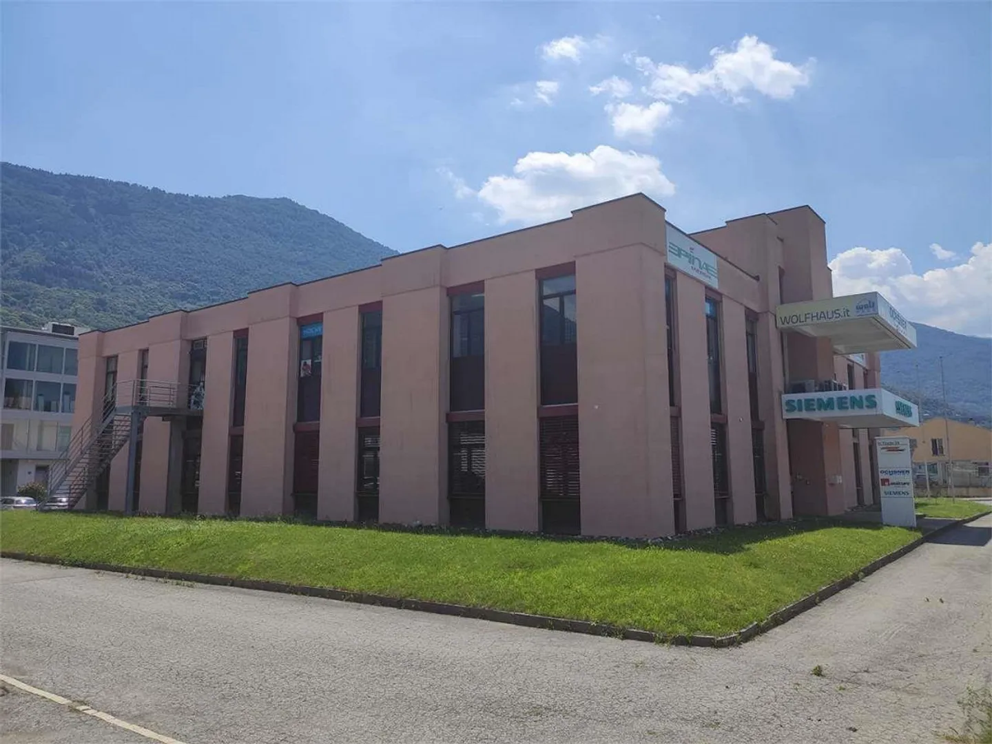 Posteggi strategici a Camorino - Foto 2 di 10