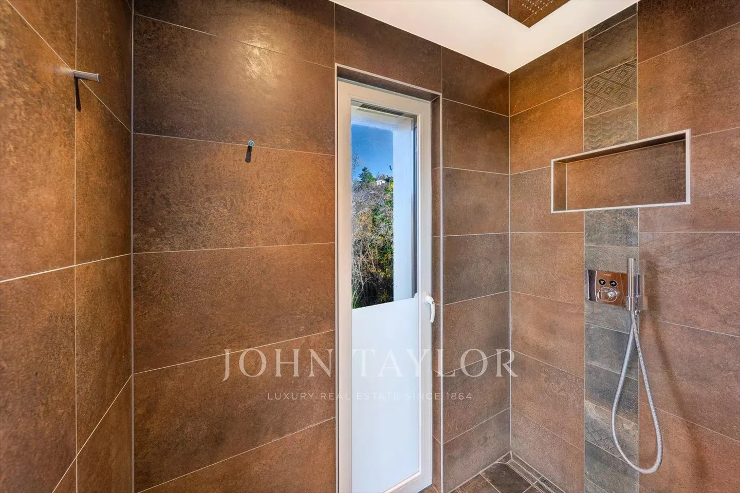 Vevey ? Villa Moderna con Piscina & Studio Indipendente - Foto 9 di 13