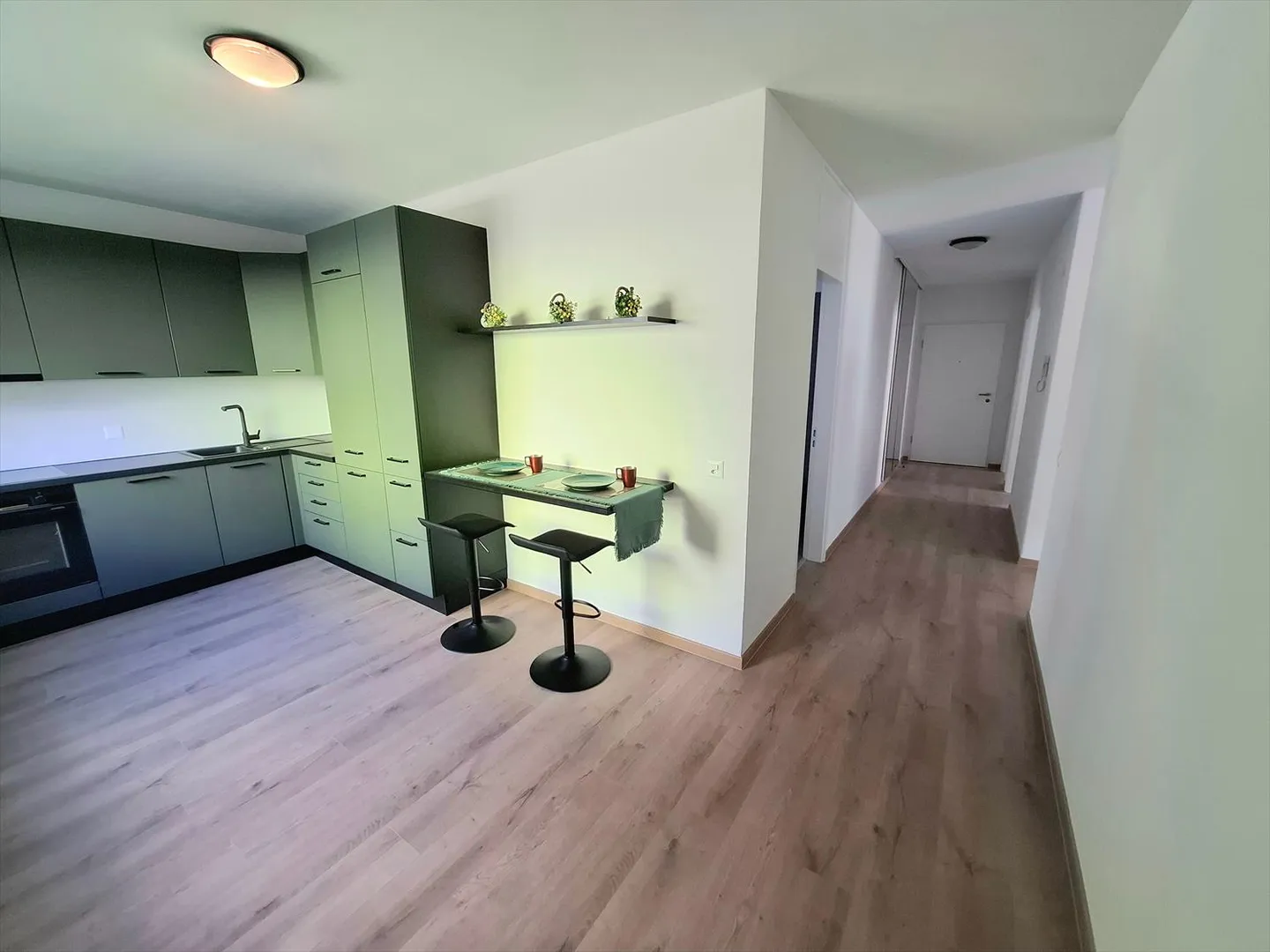 Helles und geräumiges Apartment mit 3,5 Zimmern in Castione, Kanton TI - Foto 2 von 13
