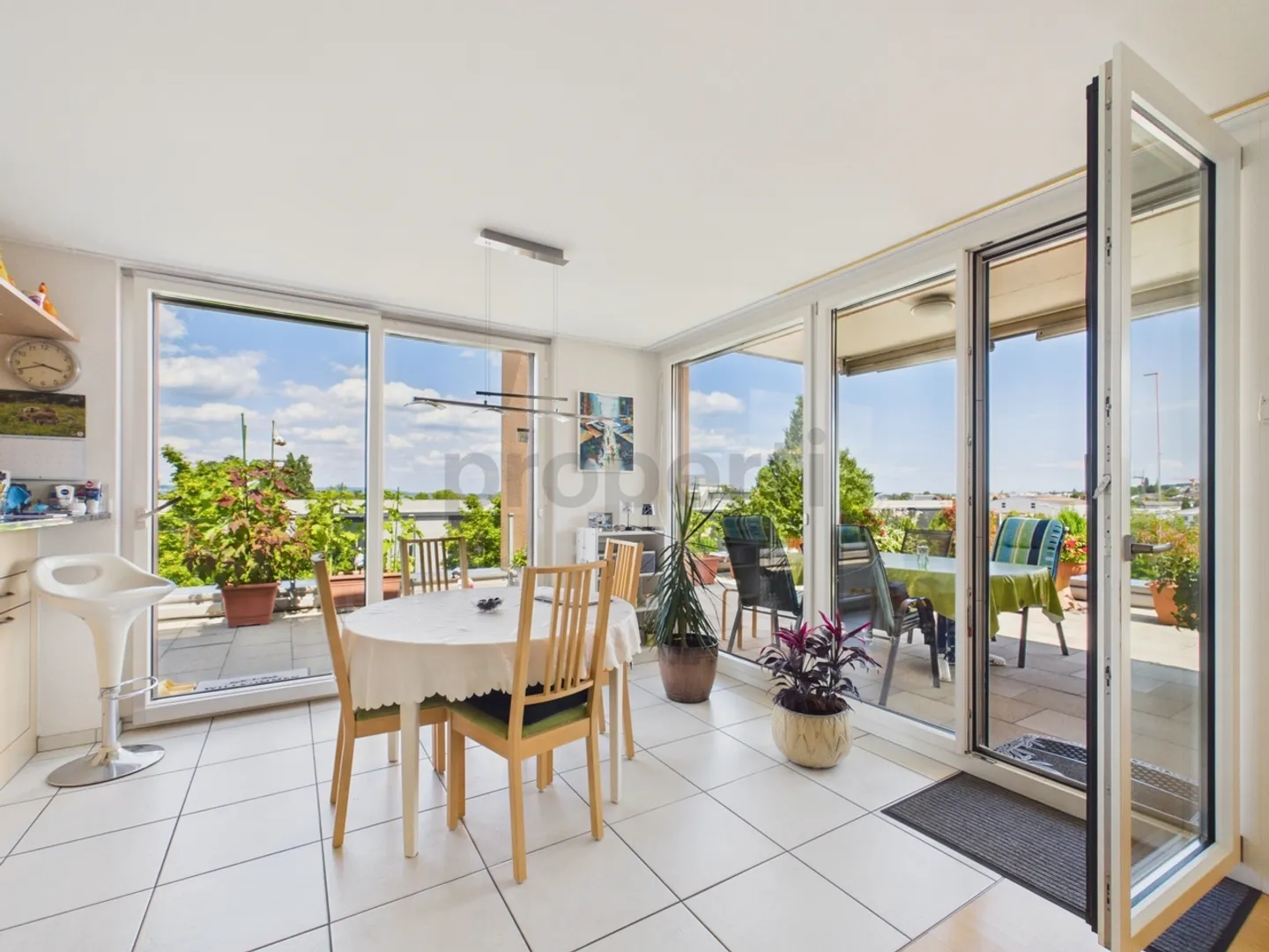 Grand balcon en L, appartement en attique accessible et places de parking en sous-sol - Photo 1 sur 13