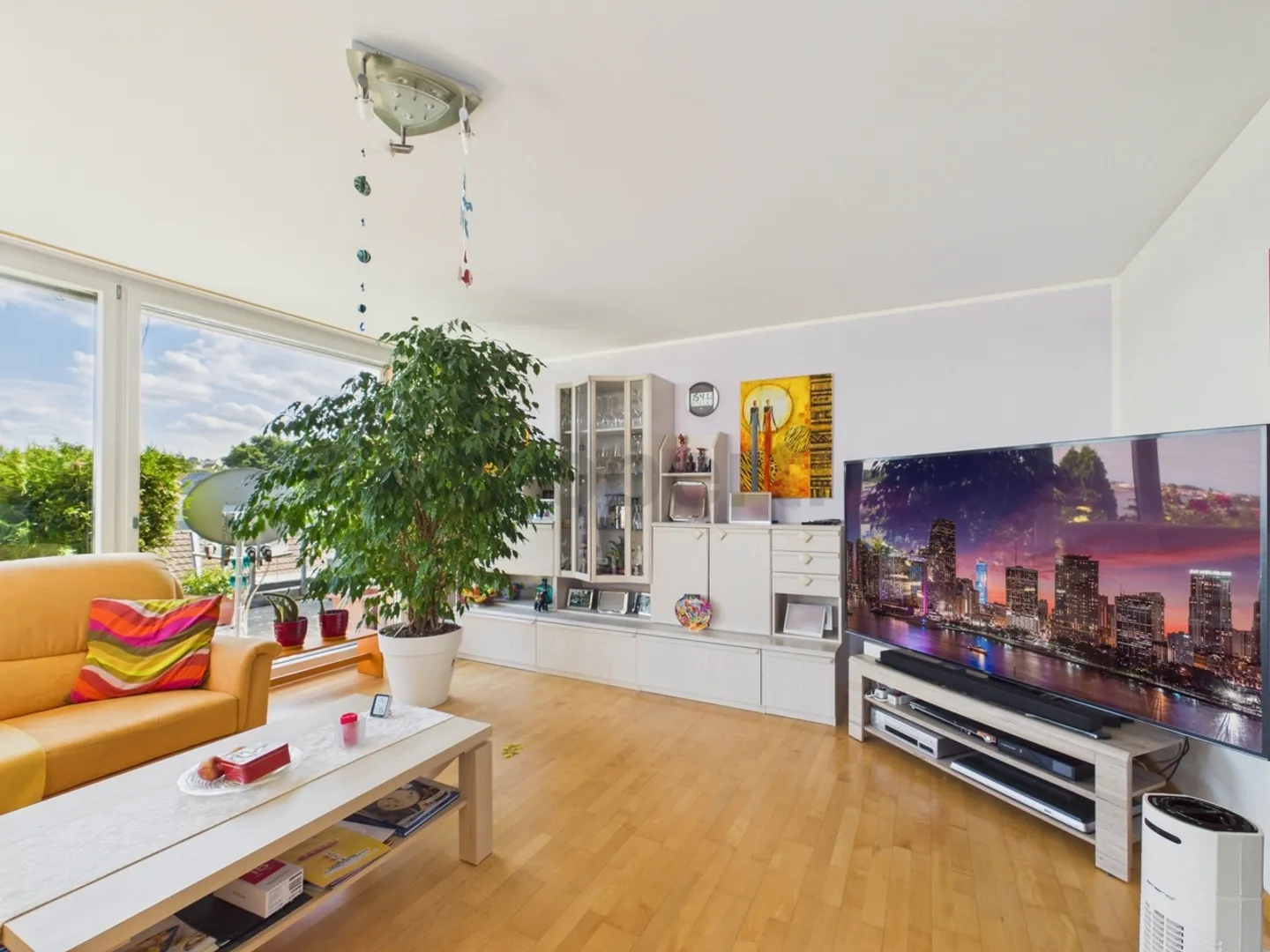 Grand balcon en L, appartement en attique accessible et places de parking en sous-sol - Photo 2 sur 13