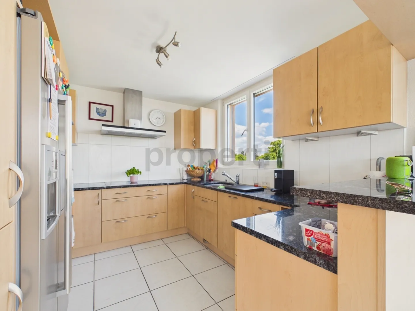 Grand balcon en L, appartement en attique accessible et places de parking en sous-sol - Photo 4 sur 13
