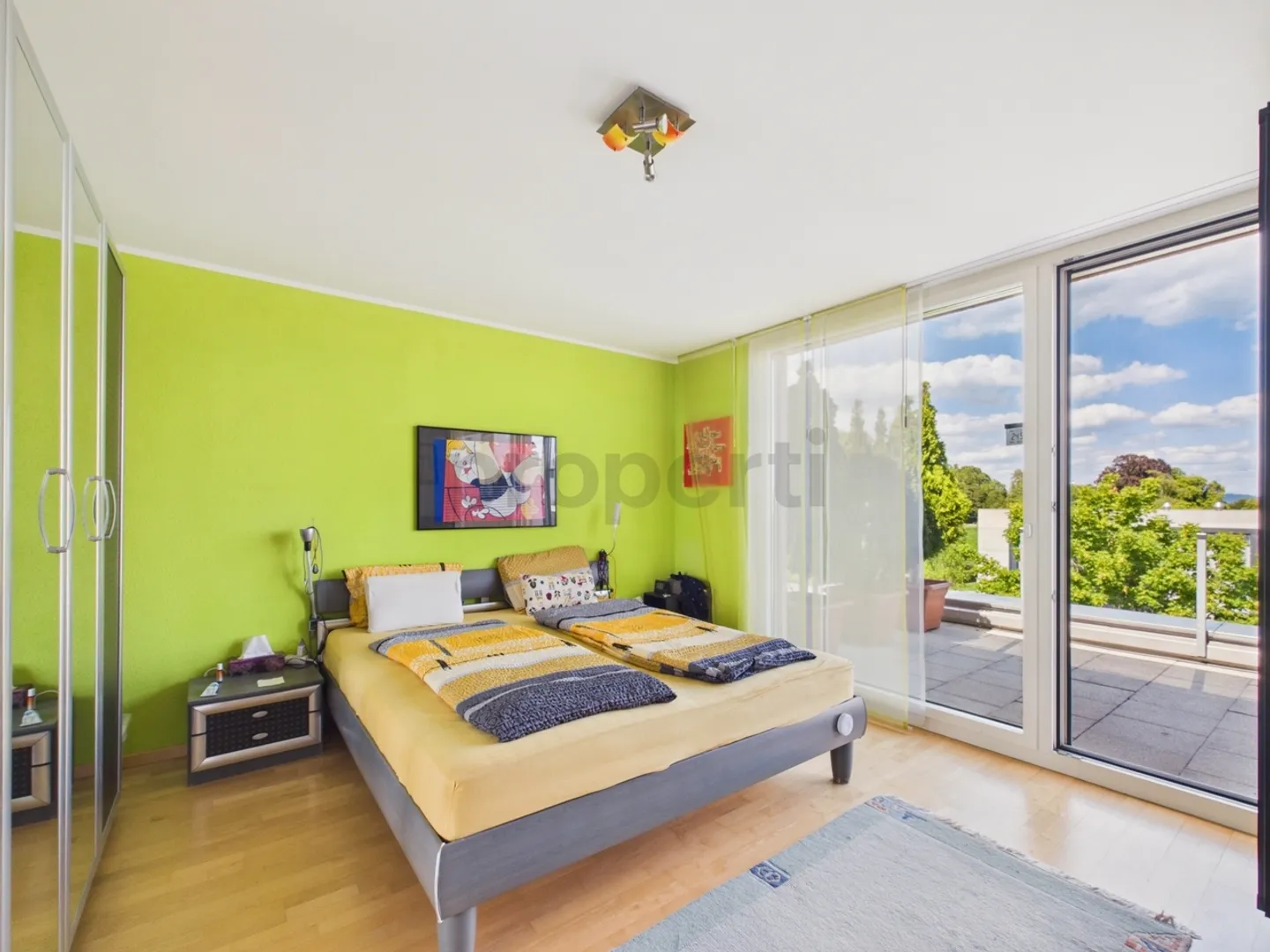 Grand balcon en L, appartement en attique accessible et places de parking en sous-sol - Photo 5 sur 13