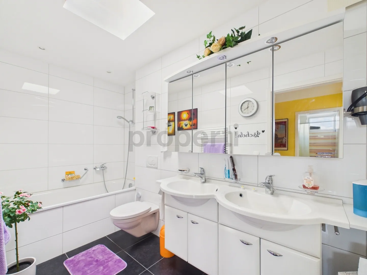 Grand balcon en L, appartement en attique accessible et places de parking en sous-sol - Photo 9 sur 13