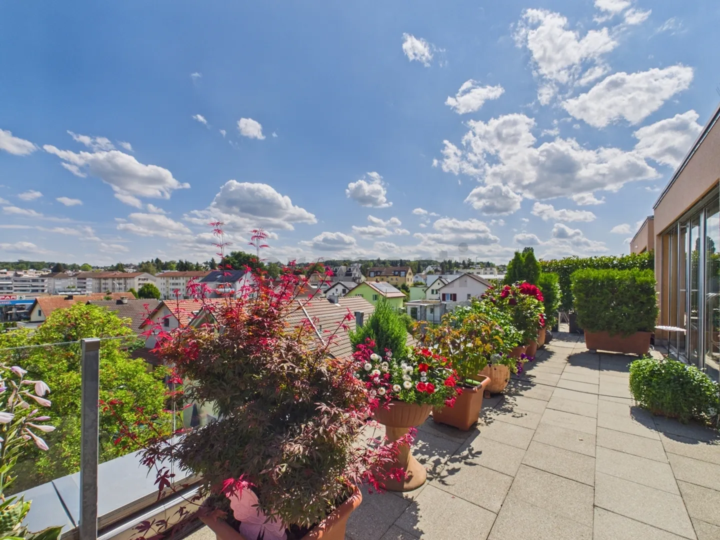 Grand balcon en L, appartement en attique accessible et places de parking en sous-sol - Photo 11 sur 13