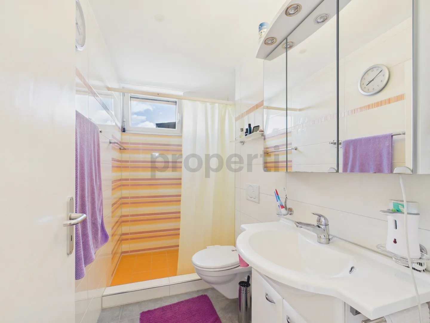 Grand balcon en L, appartement en attique accessible et places de parking en sous-sol - Photo 8 sur 13