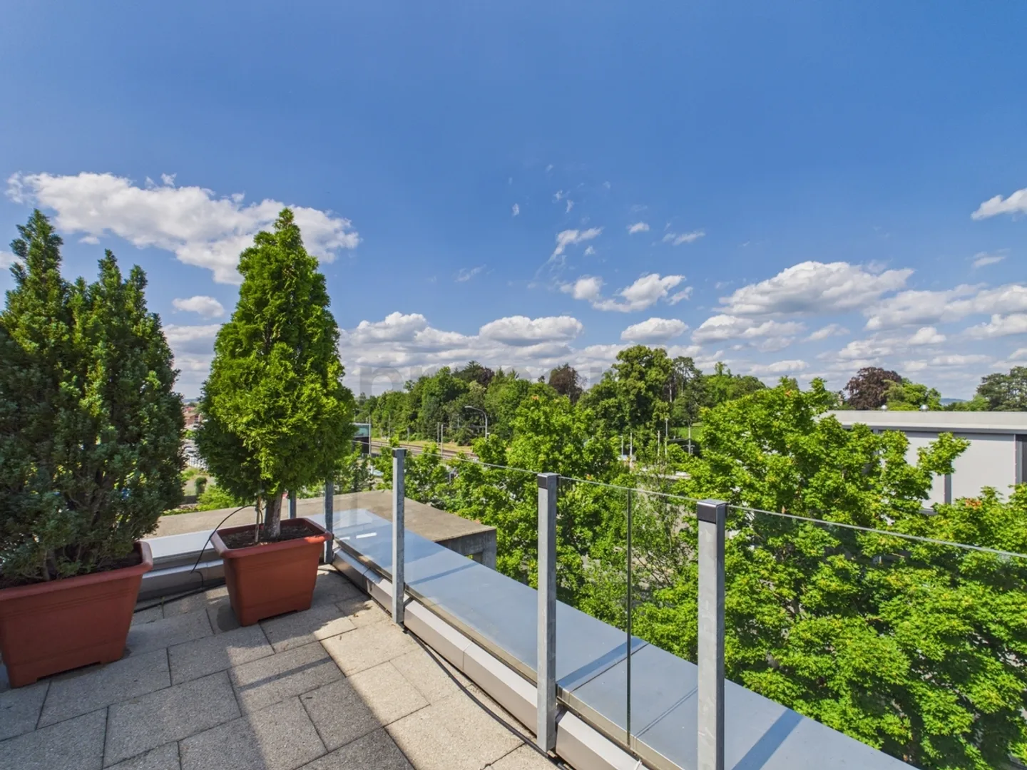 Grand balcon en L, appartement en attique accessible et places de parking en sous-sol - Photo 12 sur 13