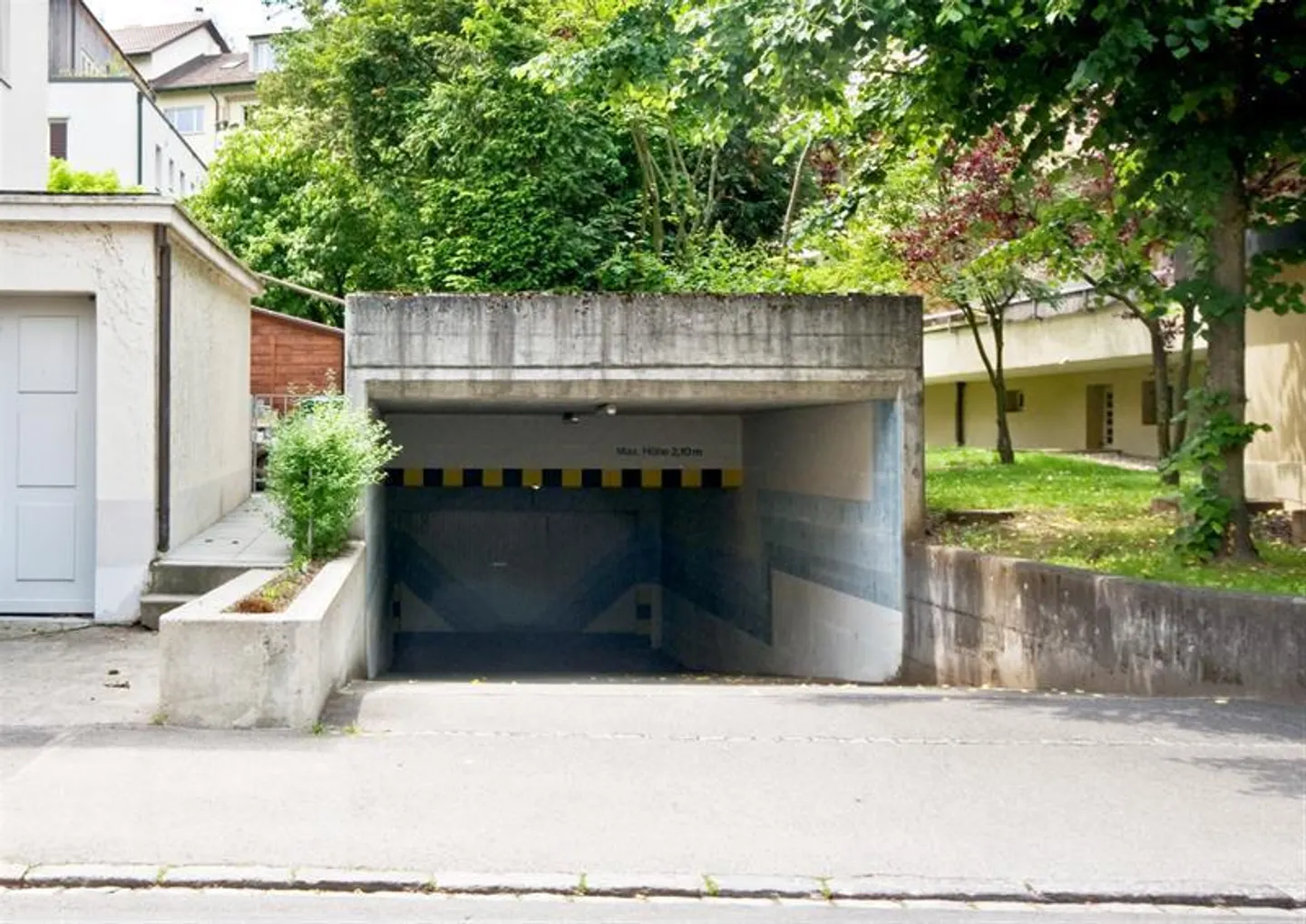 Place de parking dans le quartier de Sulgenau - Photo 1 sur 1