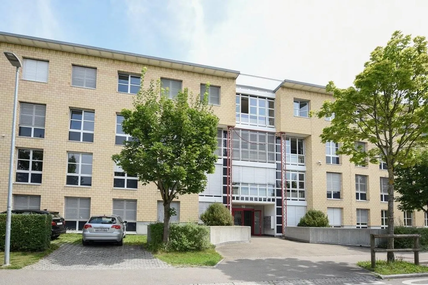 Bureaux compacts au rez-de-chaussée - Photo 1 sur 3
