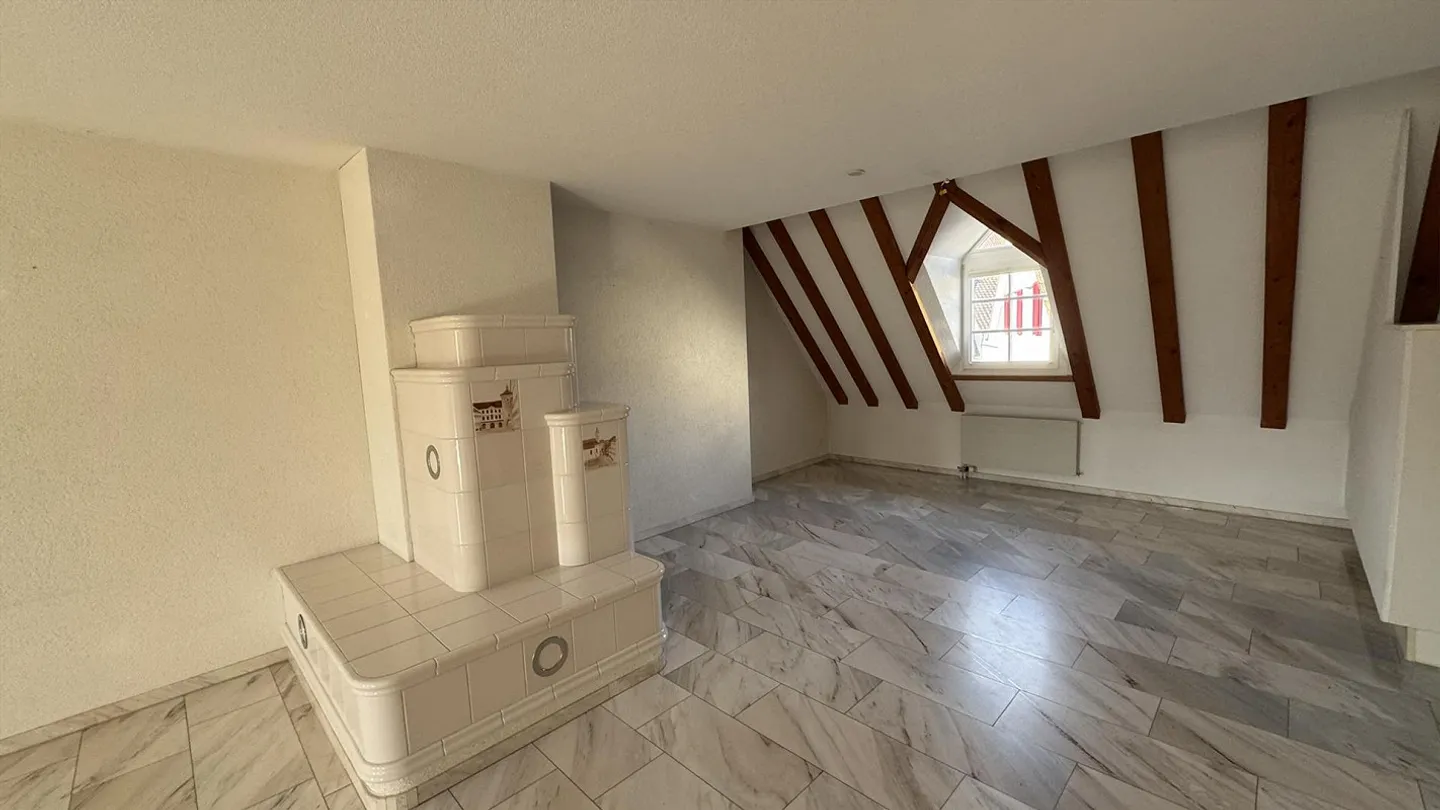 Ampio e affascinante appartamento mansardato di 4,5 stanze in posizione centrale - Foto 2 di 10