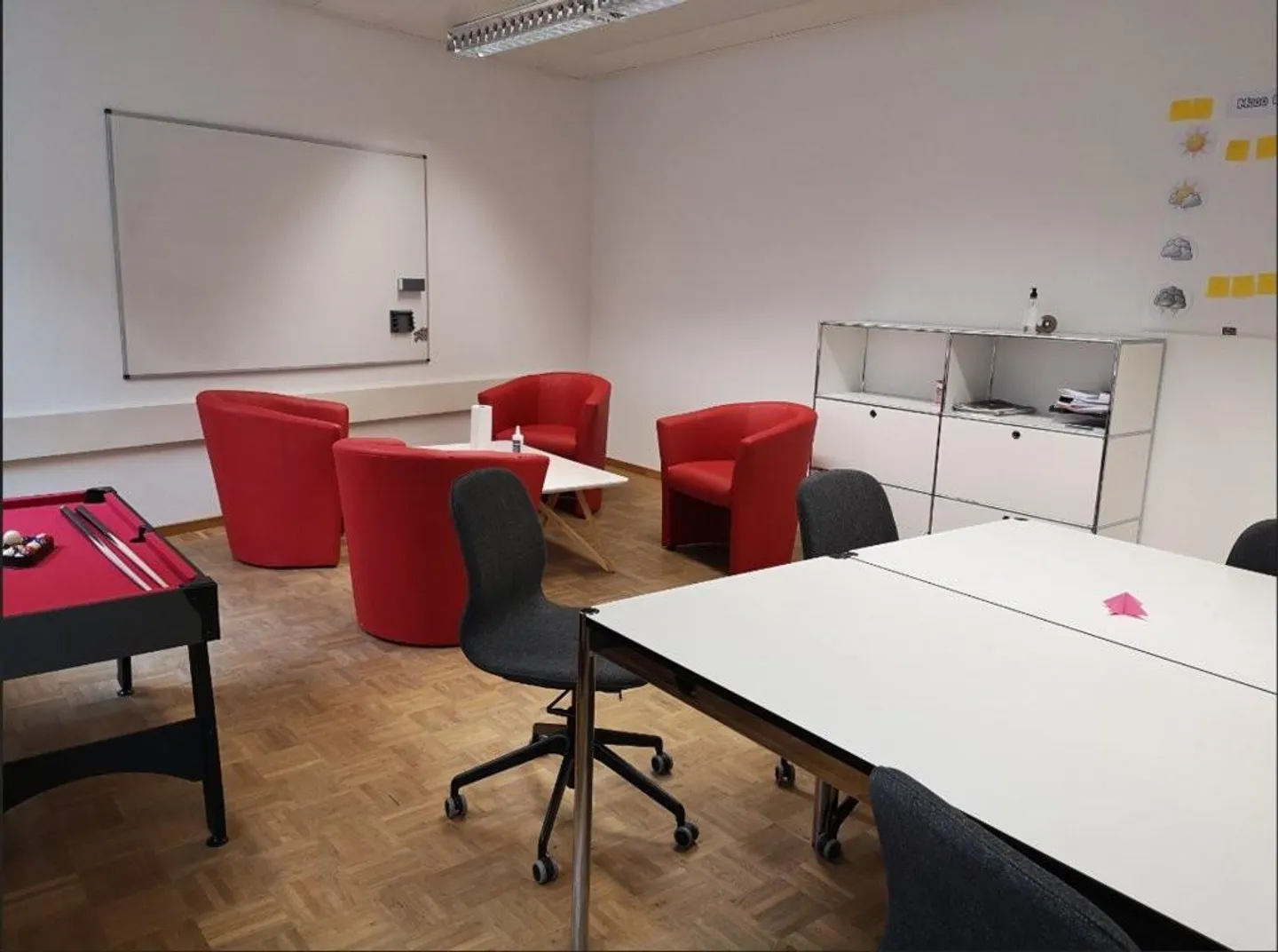 Bureaux compacts au rez-de-chaussée - Photo 2 sur 3