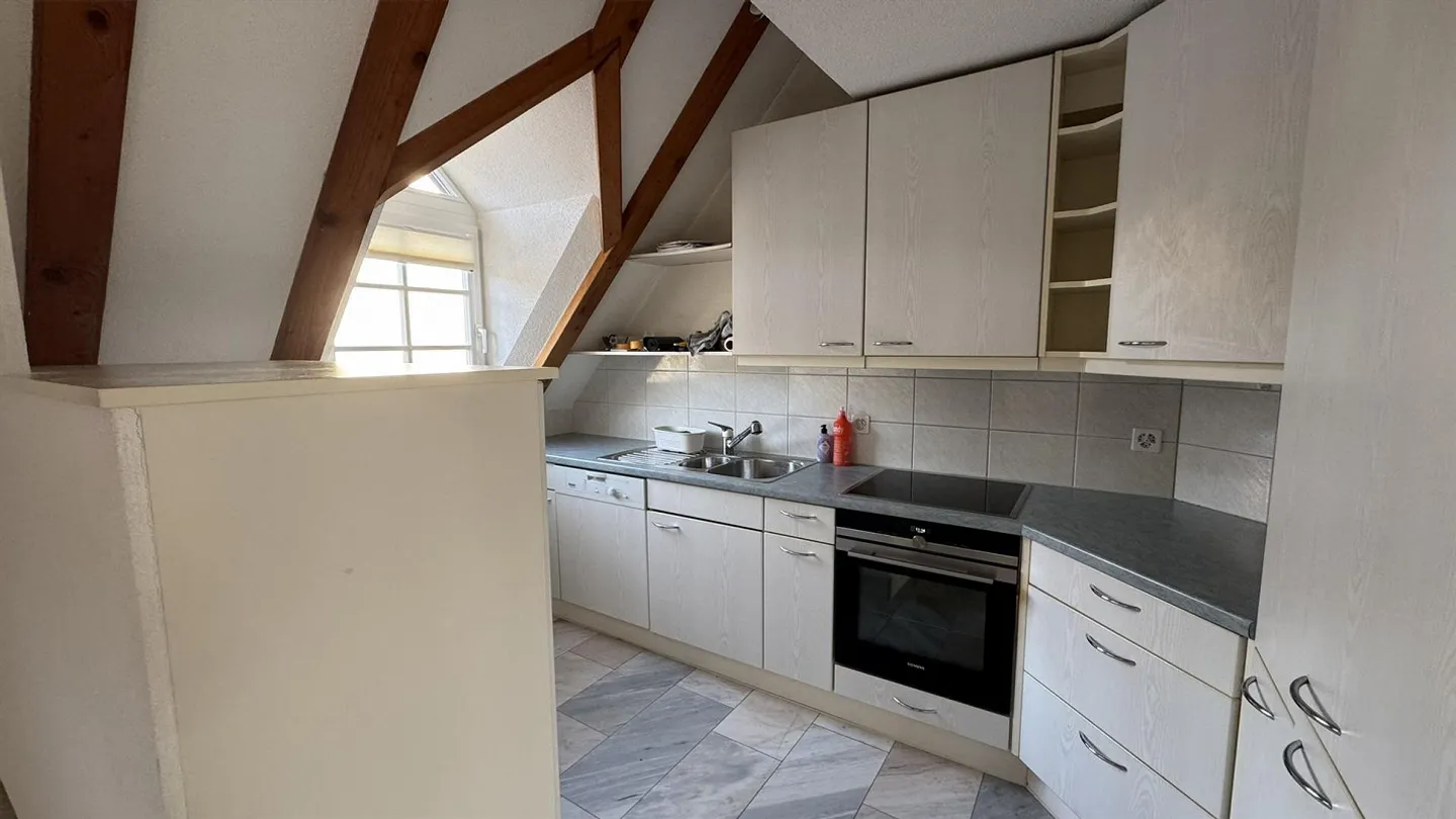 Ampio e affascinante appartamento mansardato di 4,5 stanze in posizione centrale - Foto 5 di 10