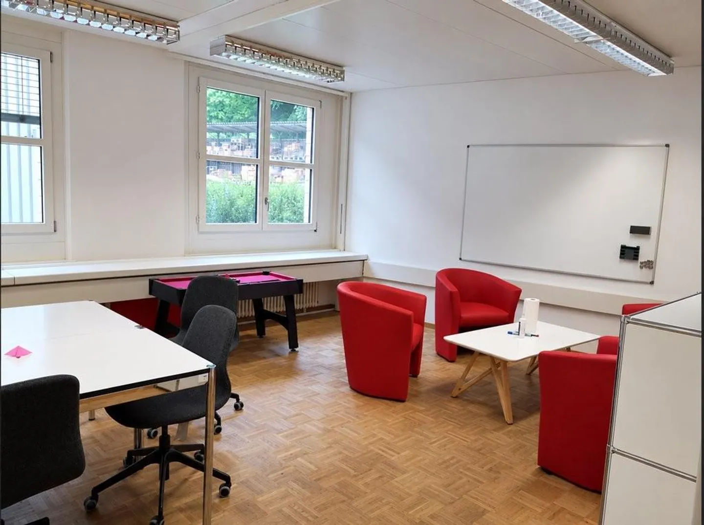 Bureaux compacts au rez-de-chaussée - Photo 3 sur 3