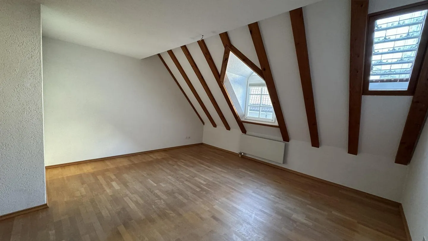 Ampio e affascinante appartamento mansardato di 4,5 stanze in posizione centrale - Foto 6 di 10