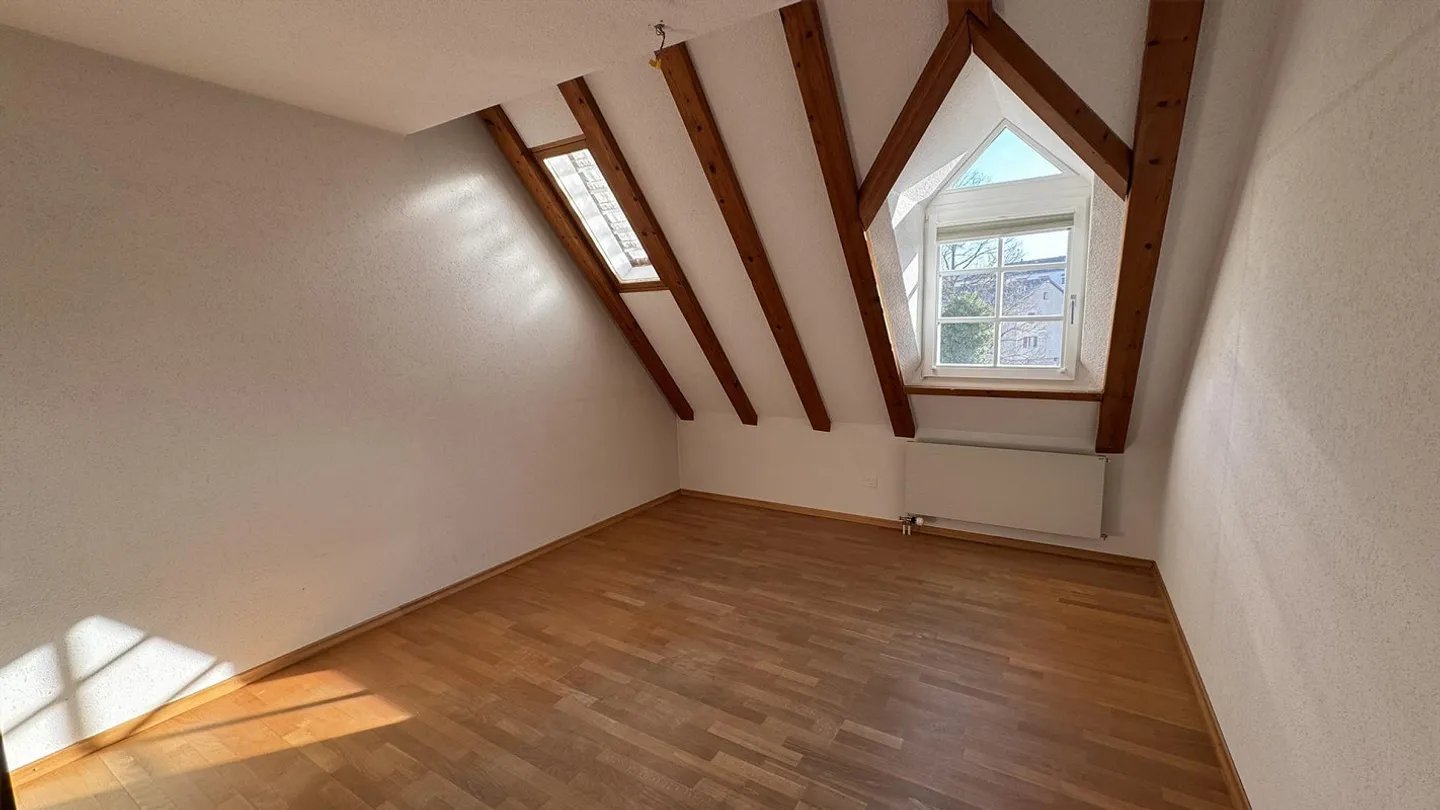 Ampio e affascinante appartamento mansardato di 4,5 stanze in posizione centrale - Foto 7 di 10