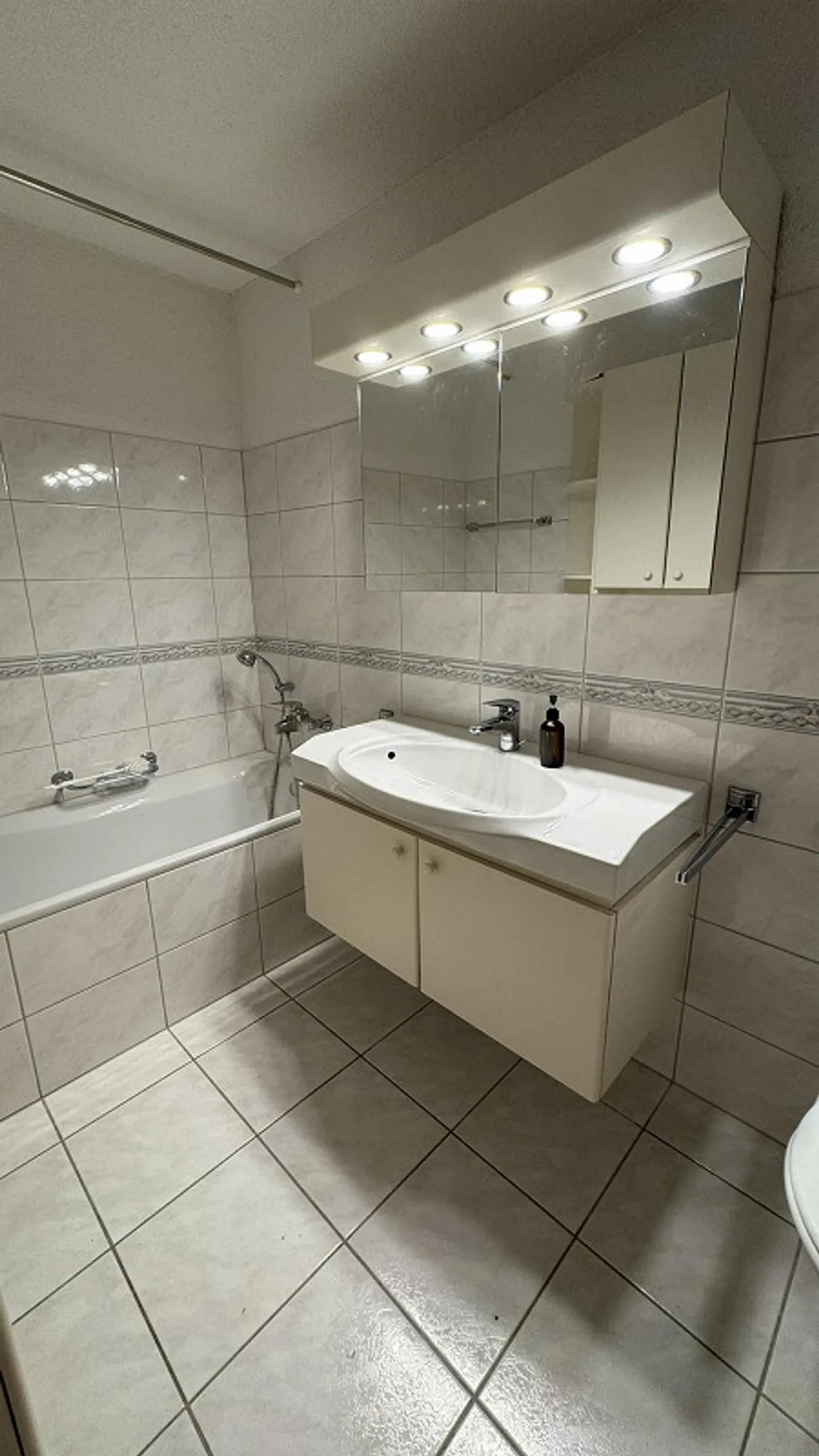 Ampio e affascinante appartamento mansardato di 4,5 stanze in posizione centrale - Foto 9 di 10