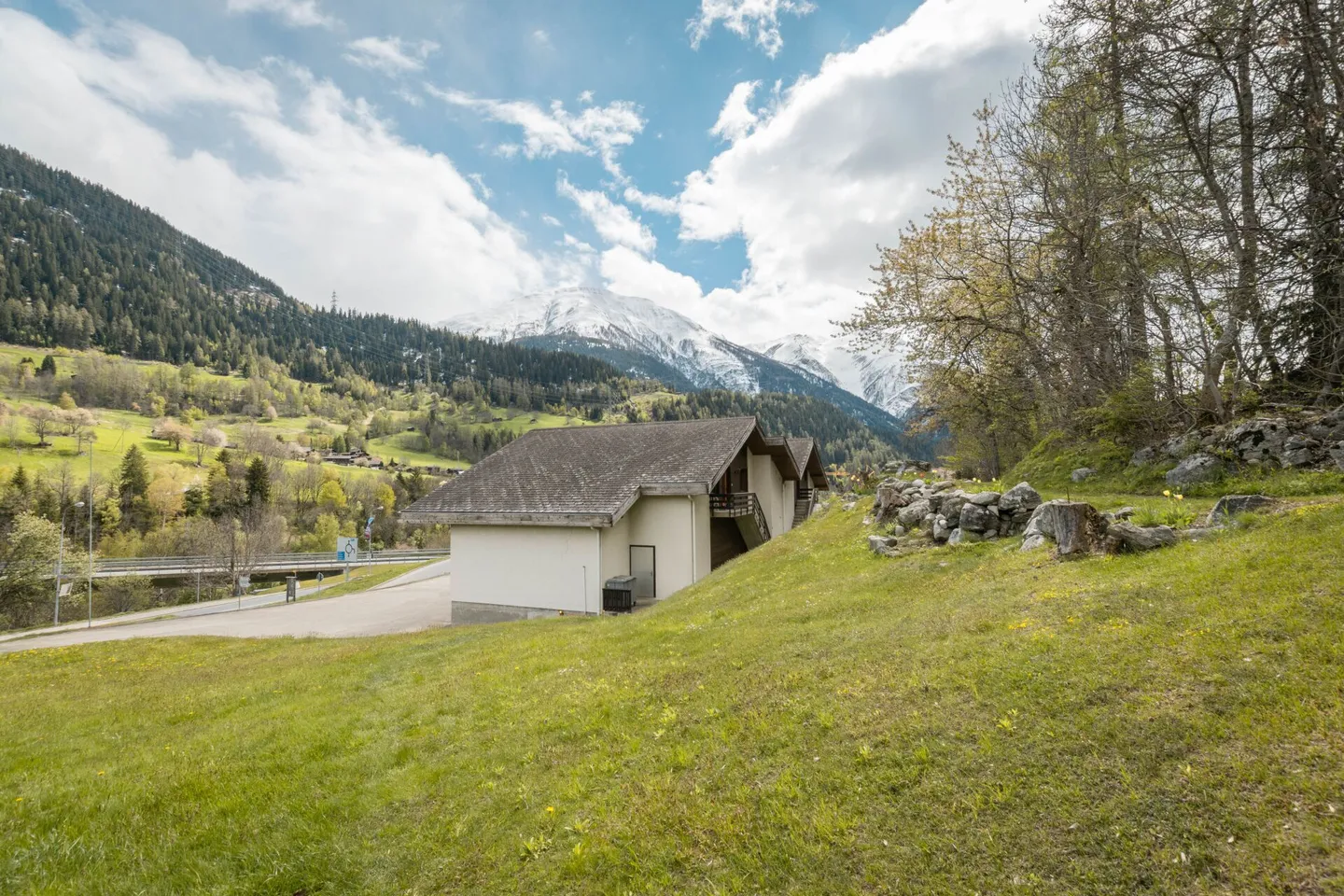 Bauland an sonniger Lage im aufstrebenden Bezirk Goms - Foto 7 von 8