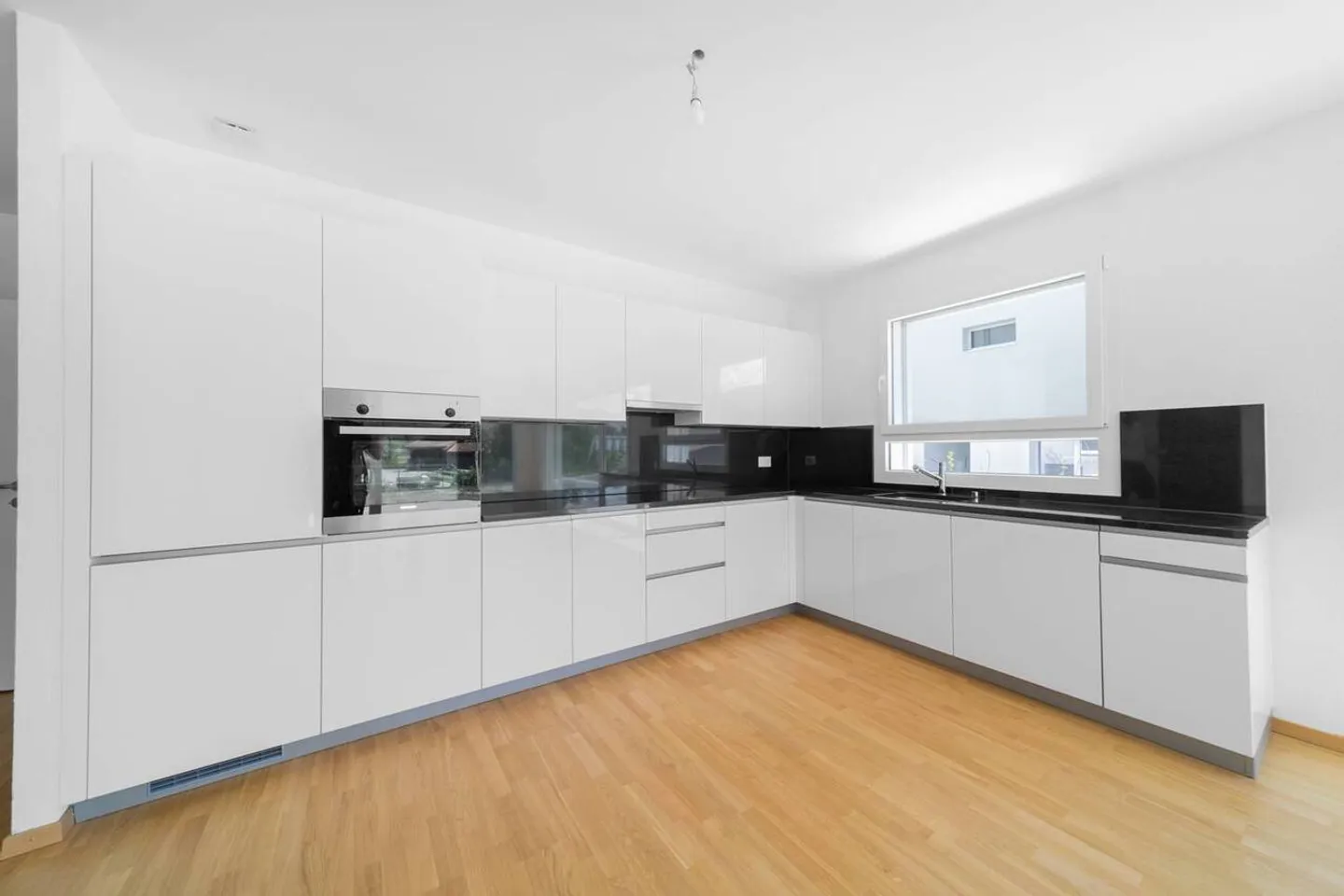 Appartement spacieux et lumineux de 3,5 pièces - Photo 3 sur 9