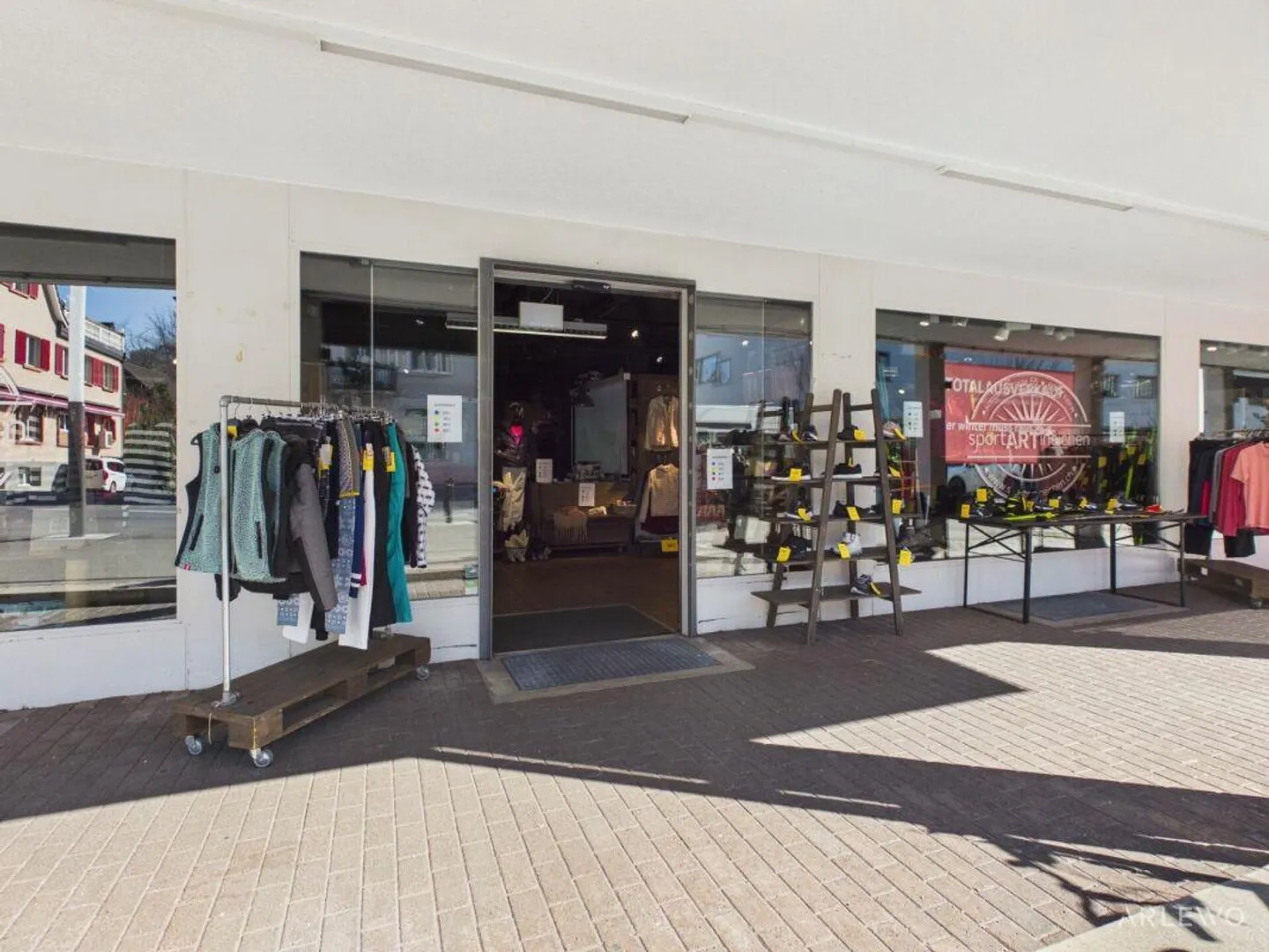 Visible and versatile sales area in the heart of Horw - Photo 1 of 10