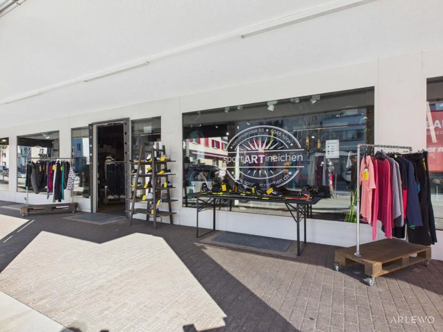 Visible and versatile sales area in the heart of Horw - Photo 2 of 10