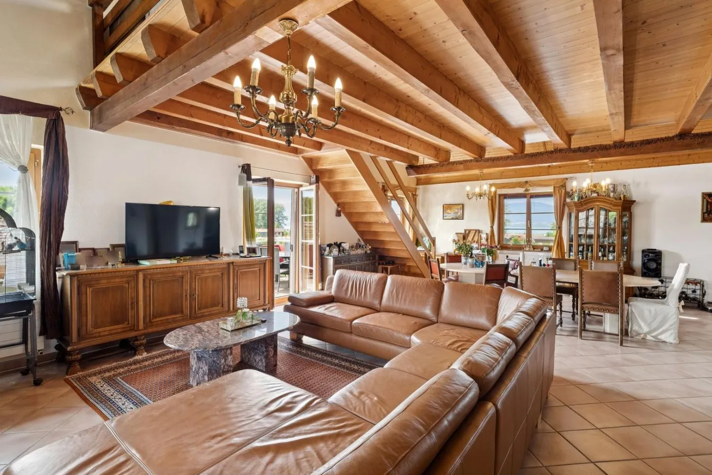 Charming apartment with 5.5 rooms in a beautiful PPE with 3 apartments - Photo 3 of 12