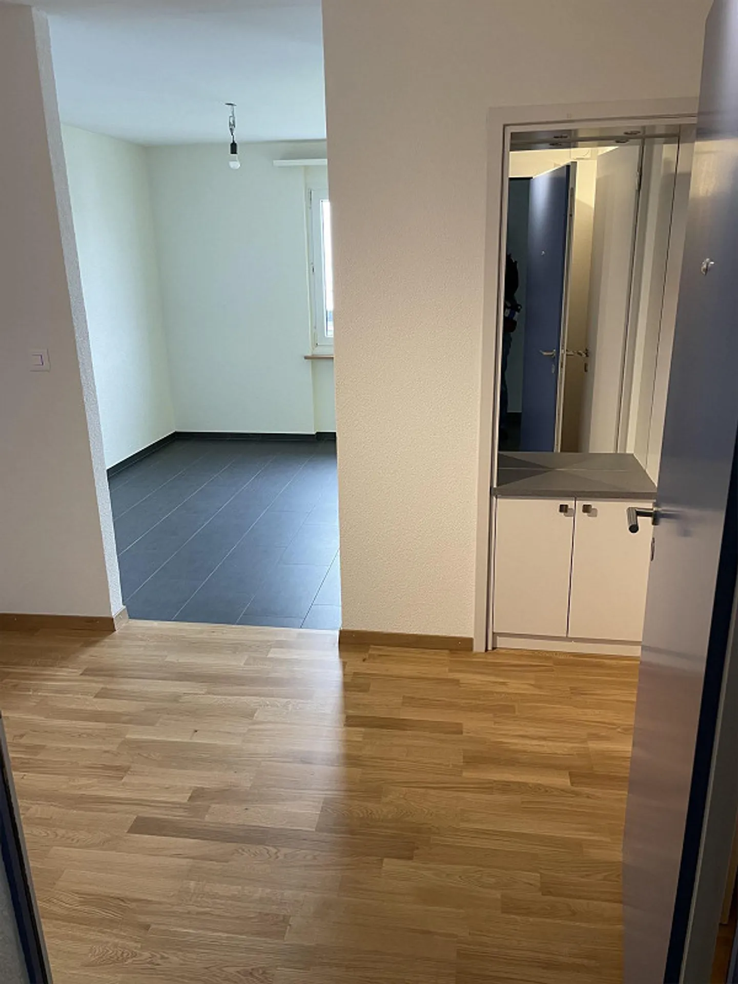 Beautiful, centrally located 2.5-room apartment - Photo 3 of 11