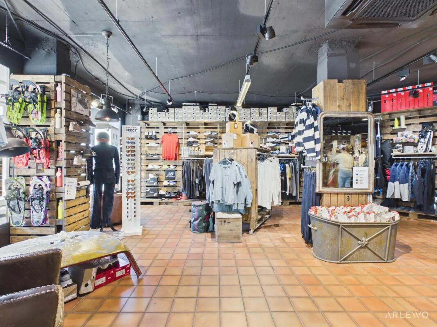 Visible and versatile sales area in the heart of Horw - Photo 9 of 10