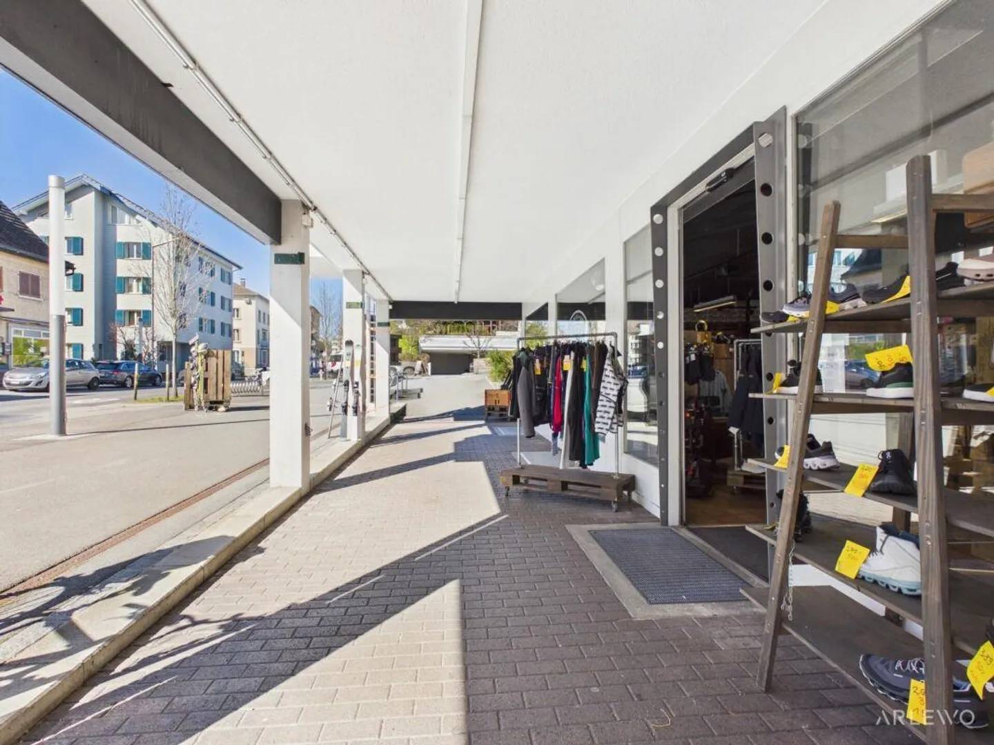 Visible and versatile sales area in the heart of Horw - Photo 8 of 10