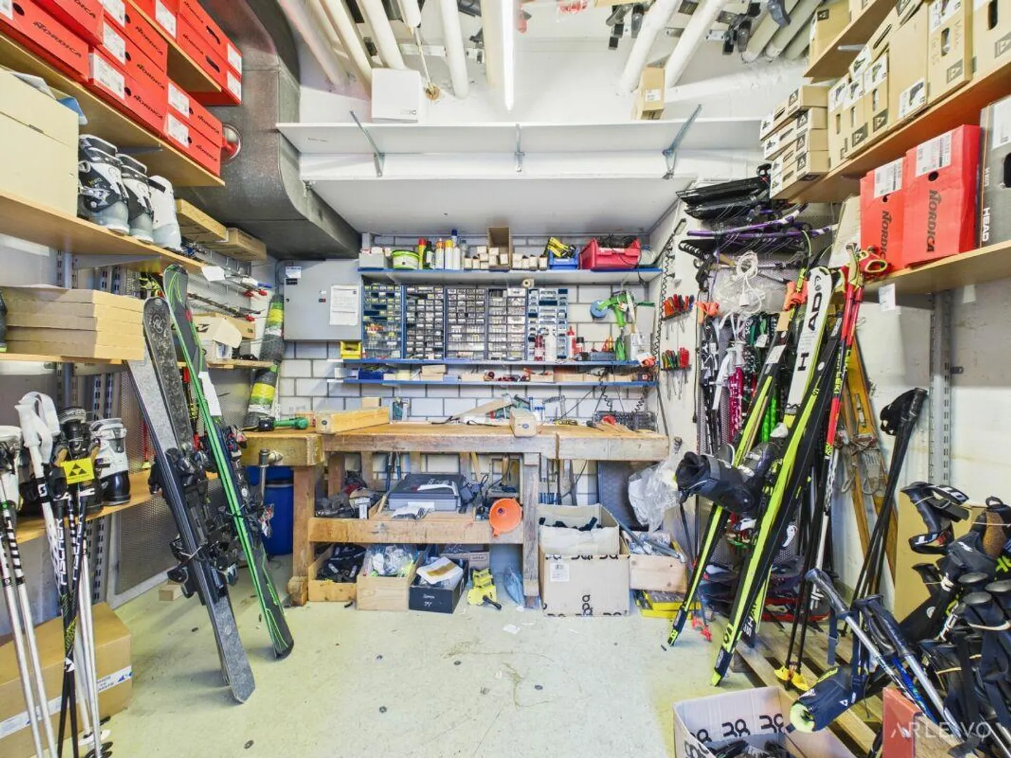 Visible and versatile sales area in the heart of Horw - Photo 10 of 10