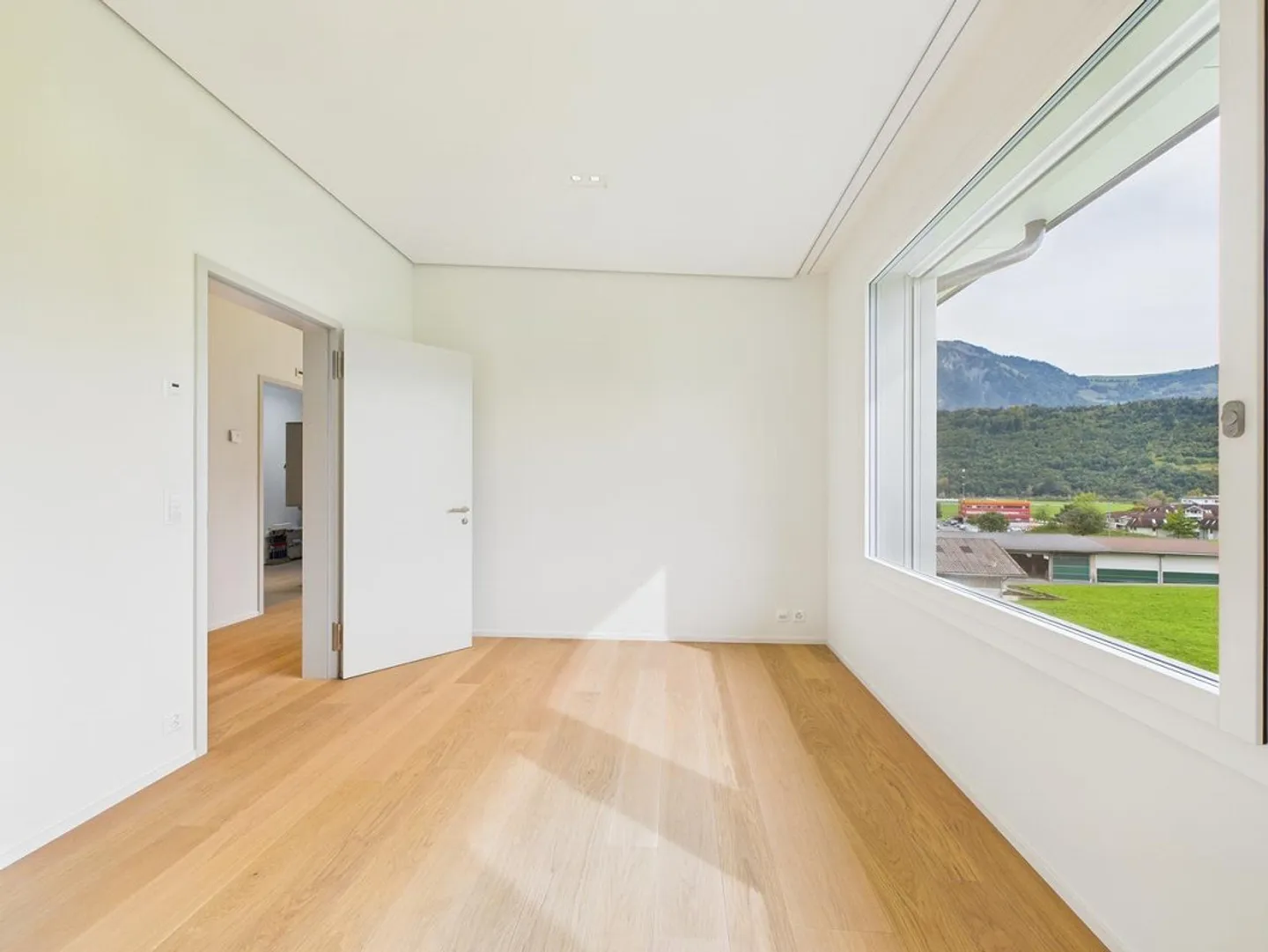 Moderne Gewerbefläche mit Weitblick - Foto 4 von 13