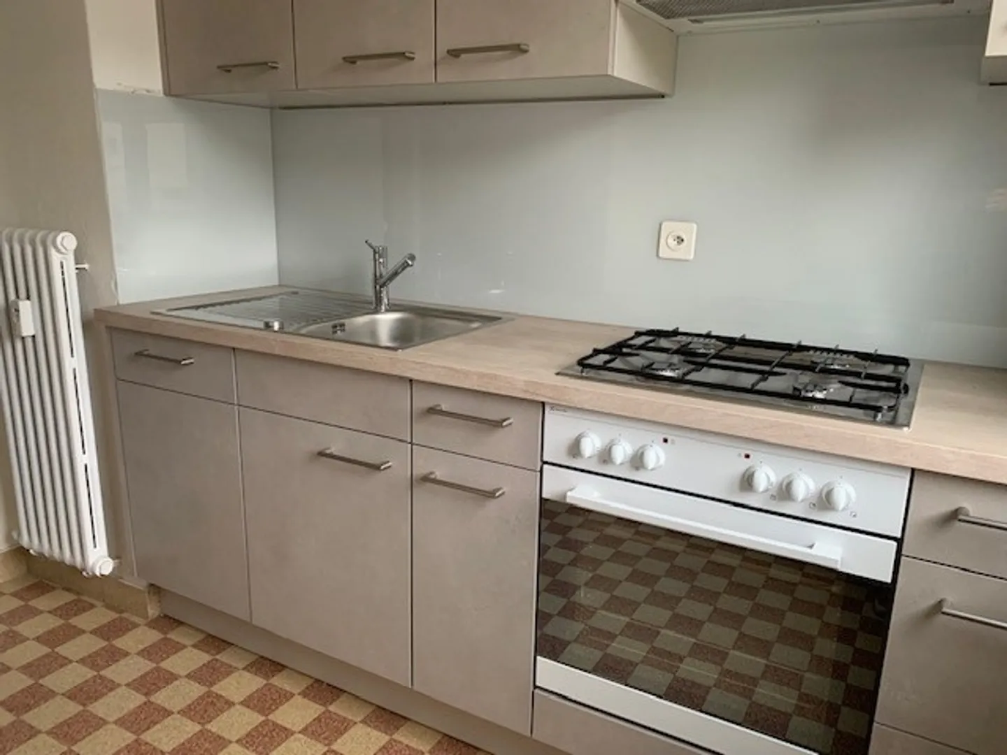 Appartement 1 pièce abordable fraîchement rénové - Photo 2 sur 11