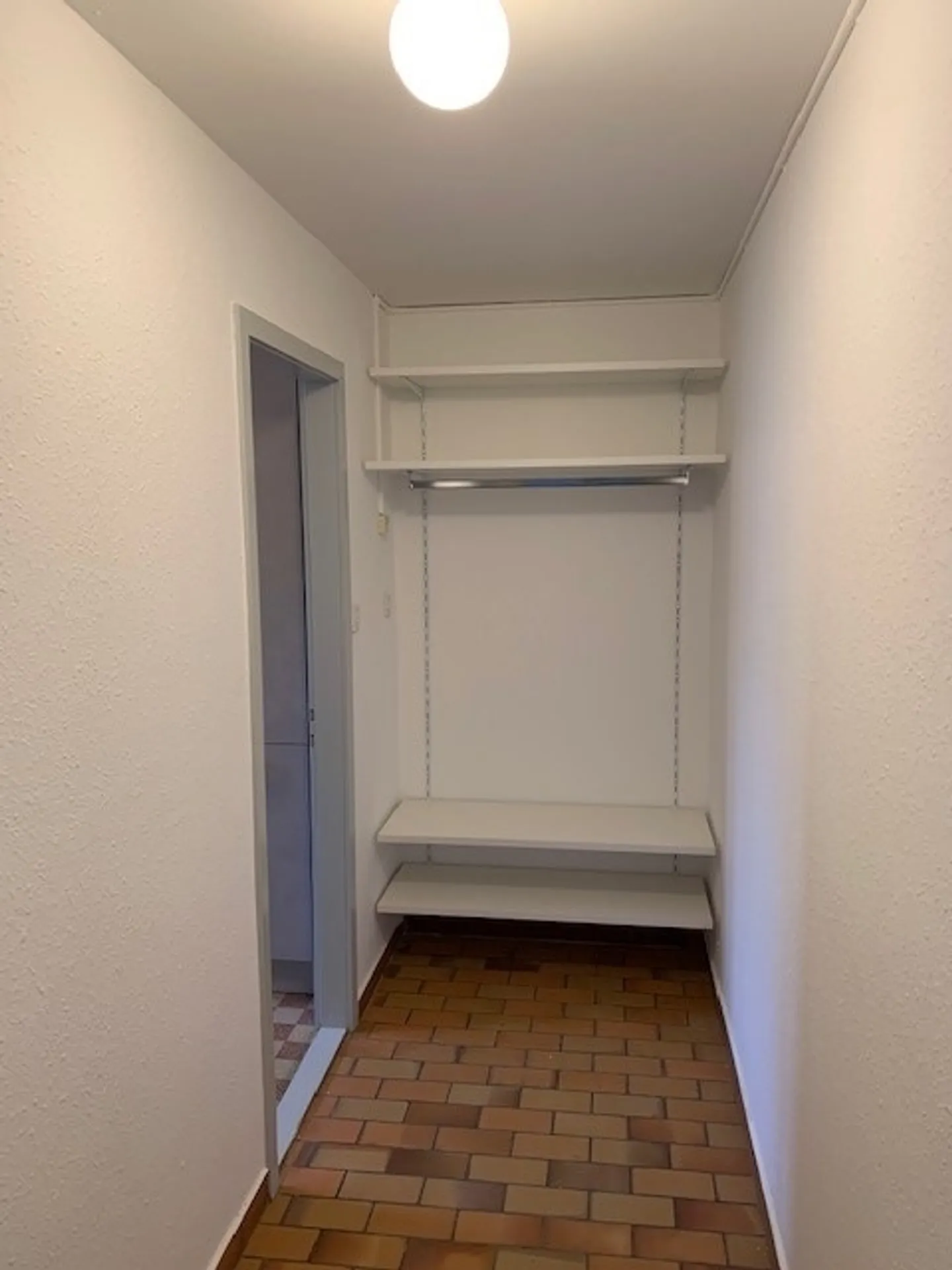 Appartement 1 pièce abordable fraîchement rénové - Photo 7 sur 11