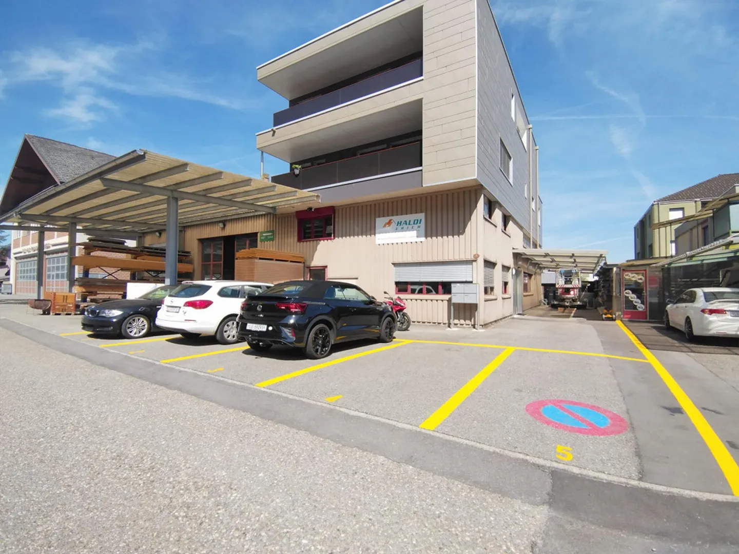 Officina con gru a ponte e molto spazio esterno - Foto 1 di 17