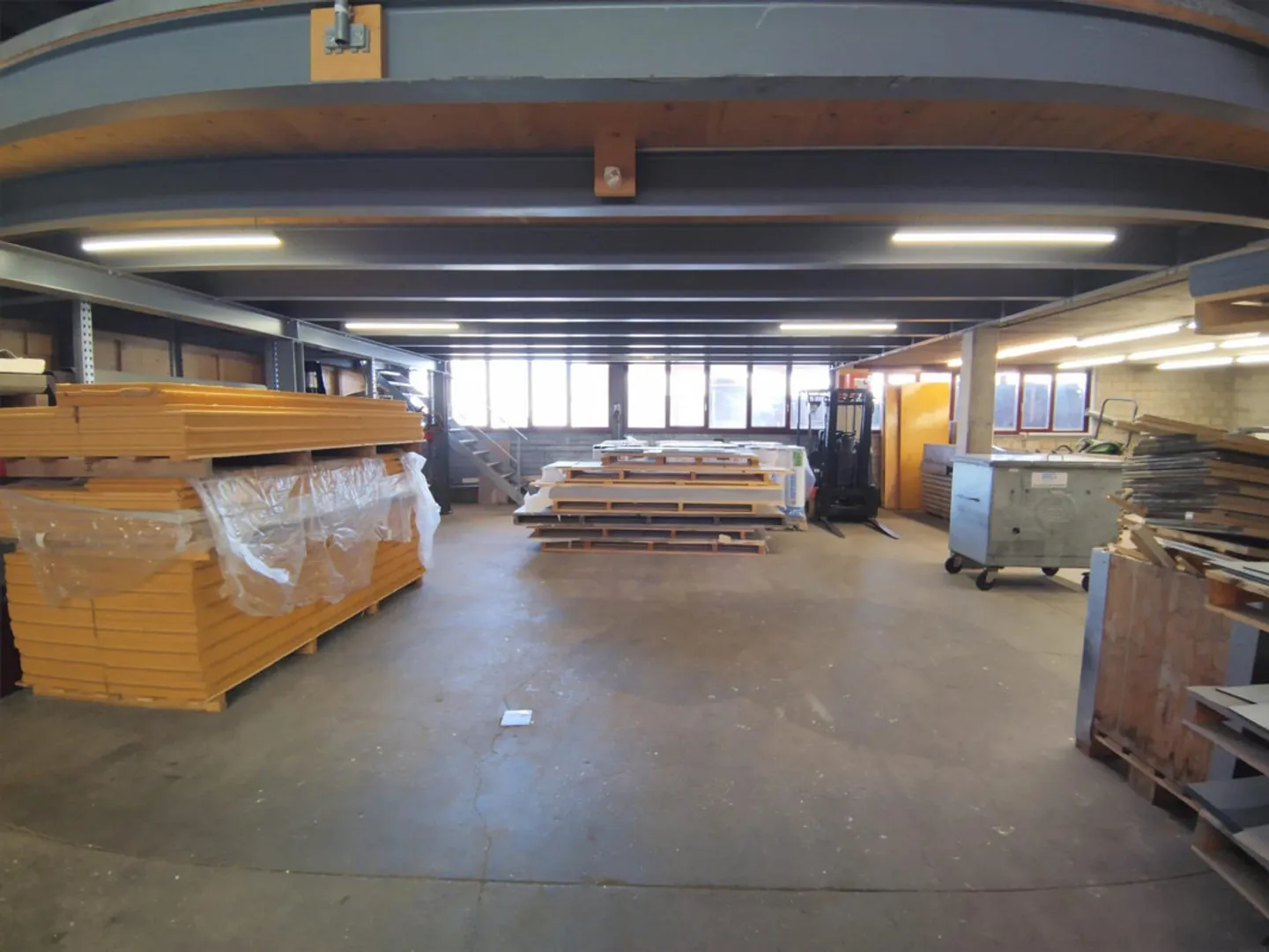 Officina con gru a ponte e molto spazio esterno - Foto 2 di 17