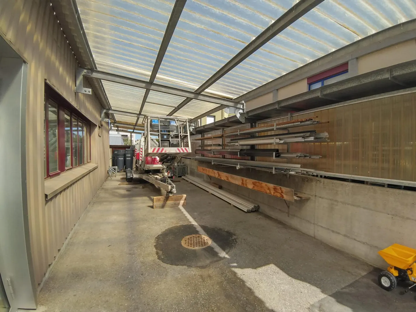 Officina con gru a ponte e molto spazio esterno - Foto 10 di 17
