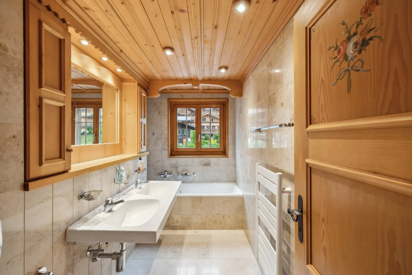 Charming Apartment with 3 Bedrooms and Mountain View - Photo 7 of 11