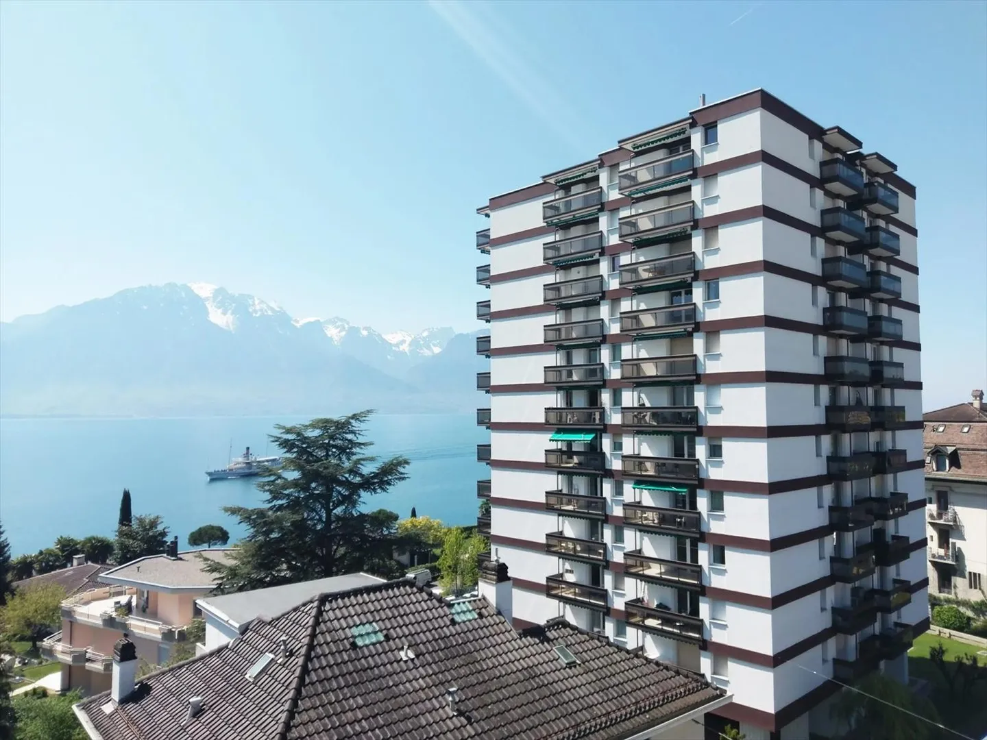 Superbe appartement de 3.5 pièces avec vue imprenable sur le lac et les montagnes - Foto 1 von 11