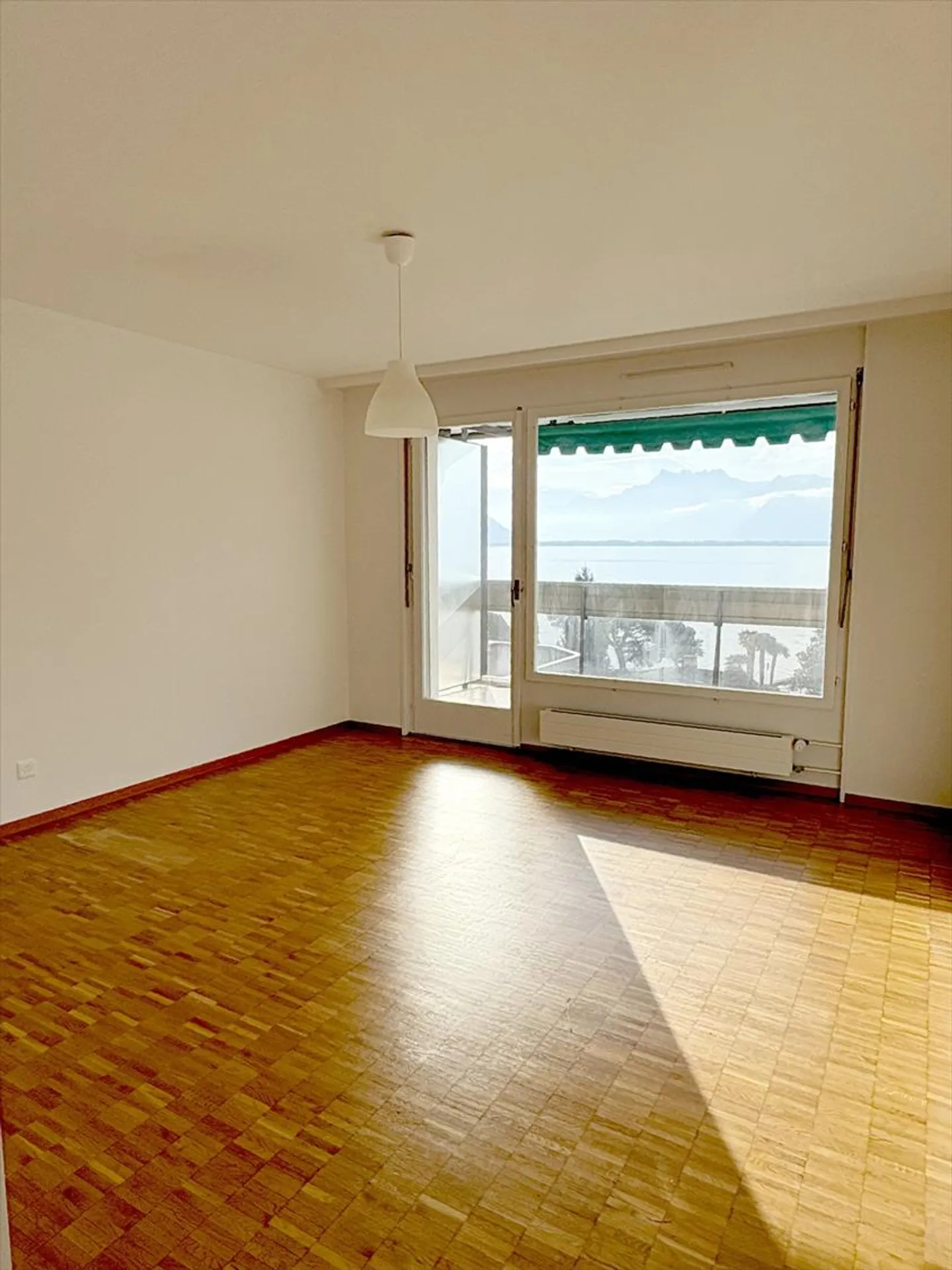 Superbe appartement de 3.5 pièces avec vue imprenable sur le lac et les montagnes - Foto 2 von 11