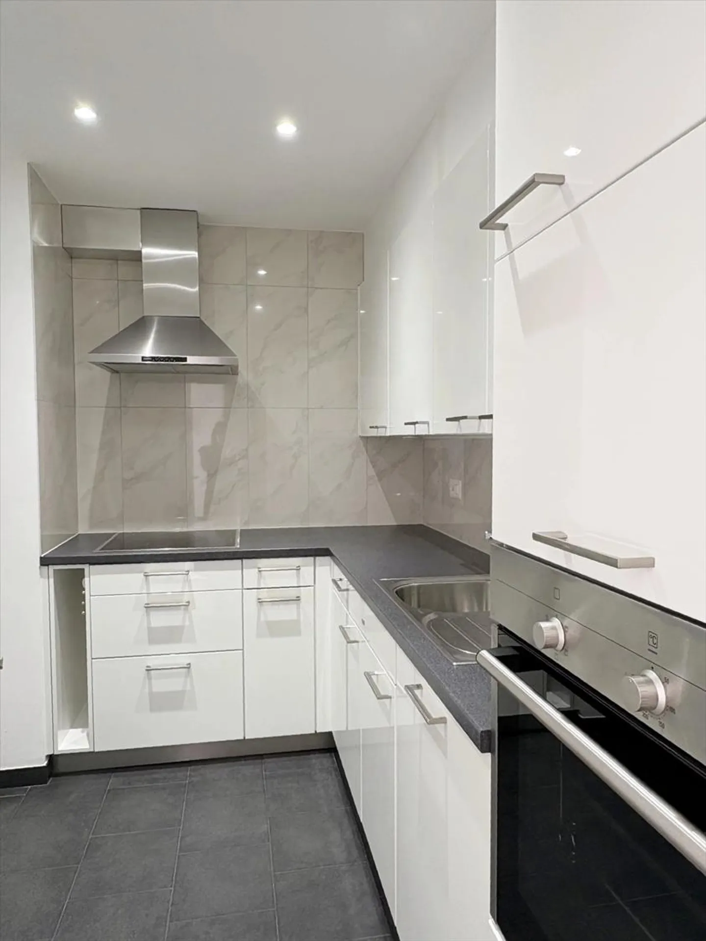 Superbe appartement de 3.5 pièces avec vue imprenable sur le lac et les montagnes - Foto 5 von 11