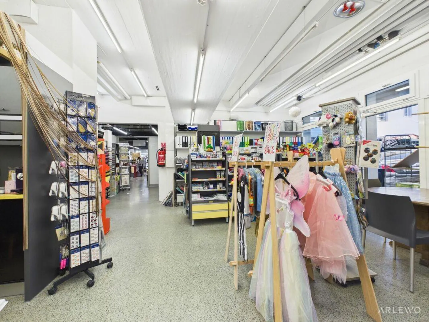 Flexible commercial space with large shop window front and internal L... - Photo 6 of 10