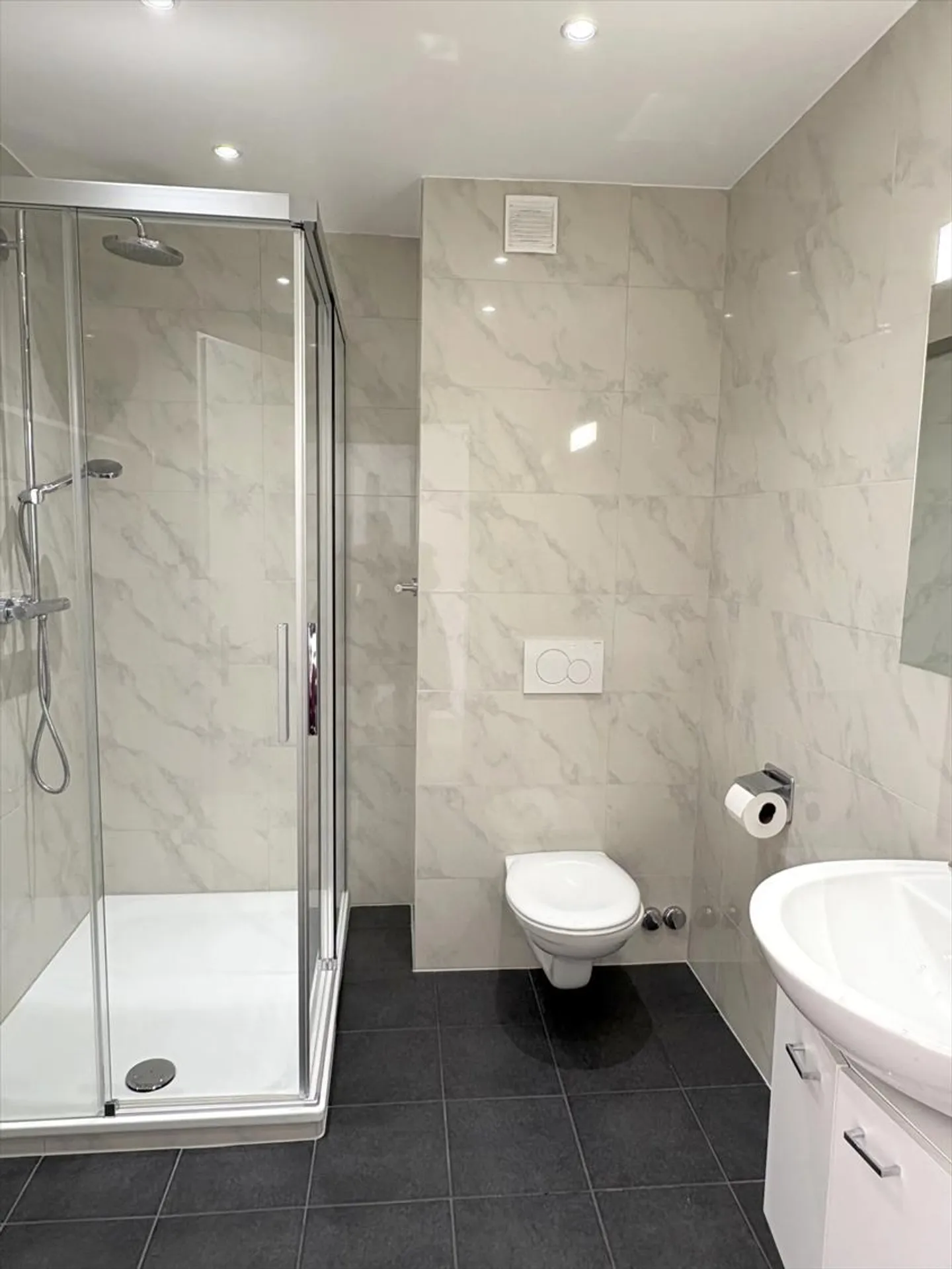 Superbe appartement de 3.5 pièces avec vue imprenable sur le lac et les montagnes - Foto 7 von 11