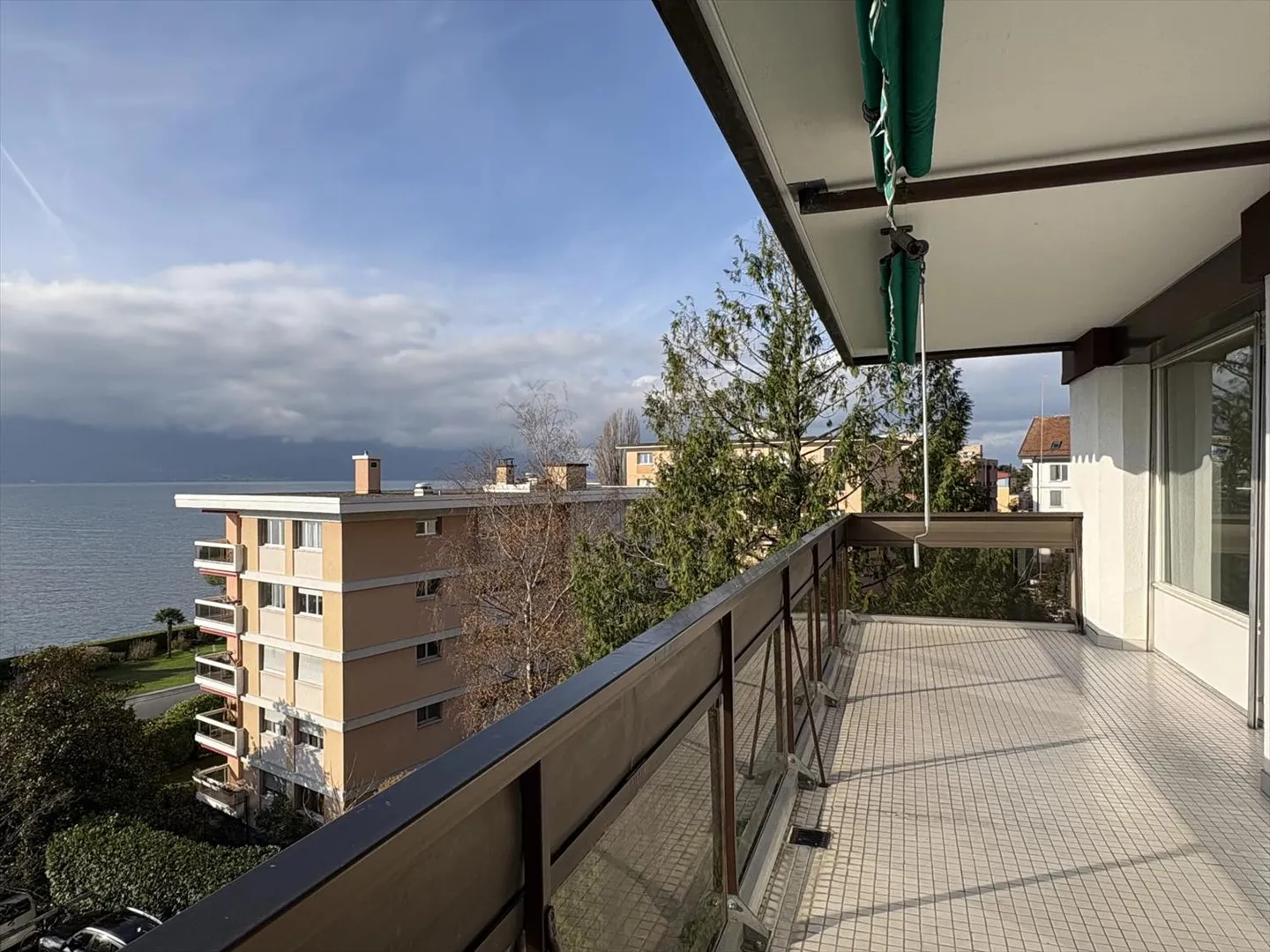 Superbe appartement de 3.5 pièces avec vue imprenable sur le lac et les montagnes - Foto 9 von 11