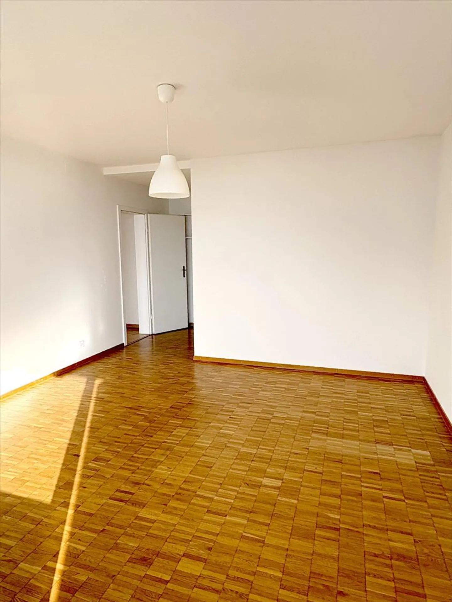 Superbe appartement de 3.5 pièces avec vue imprenable sur le lac et les montagnes - Foto 3 von 11