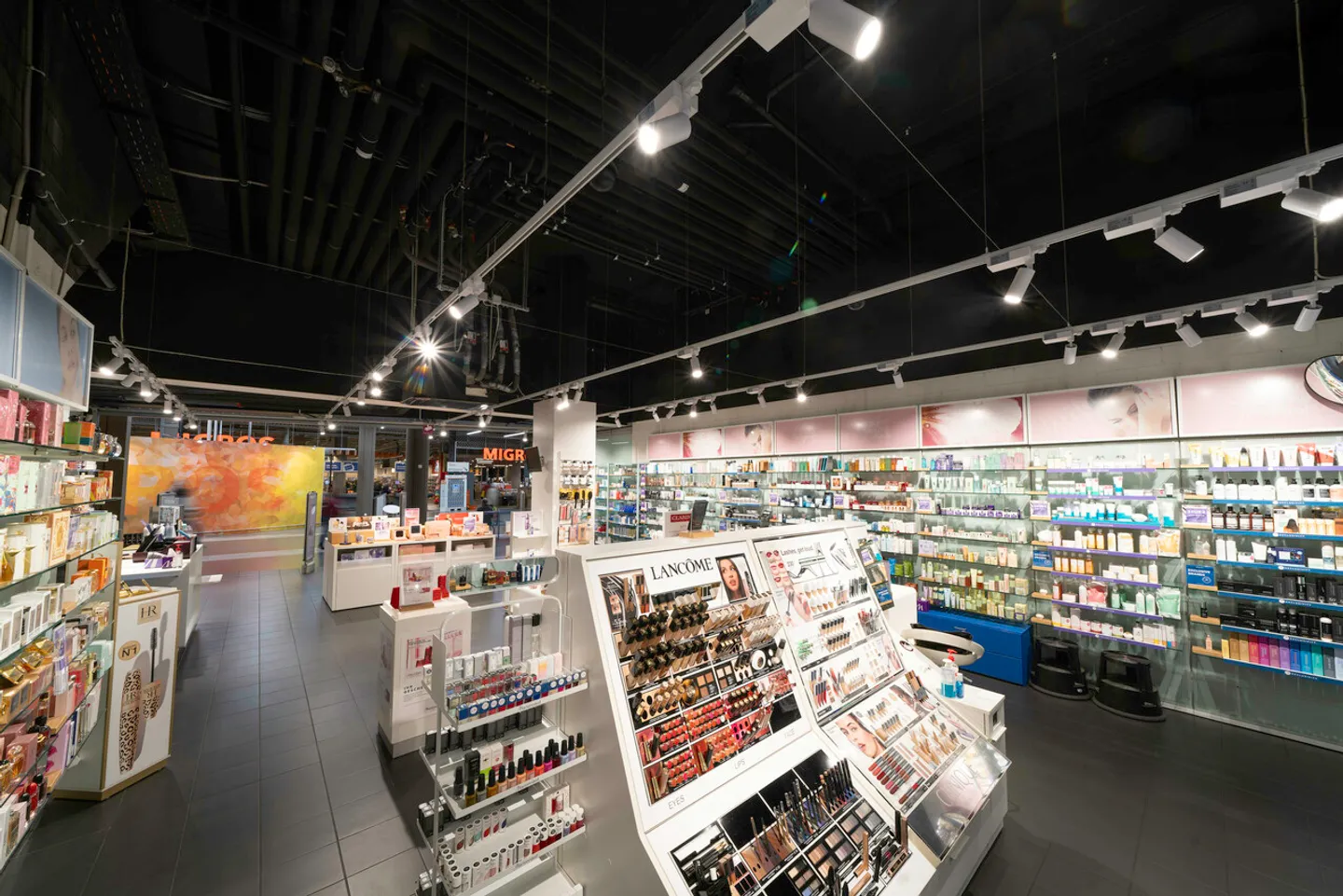 Espace de vente d'environ 100m² dans le centre commercial - Migros MParc Basel - Photo 2 sur 8